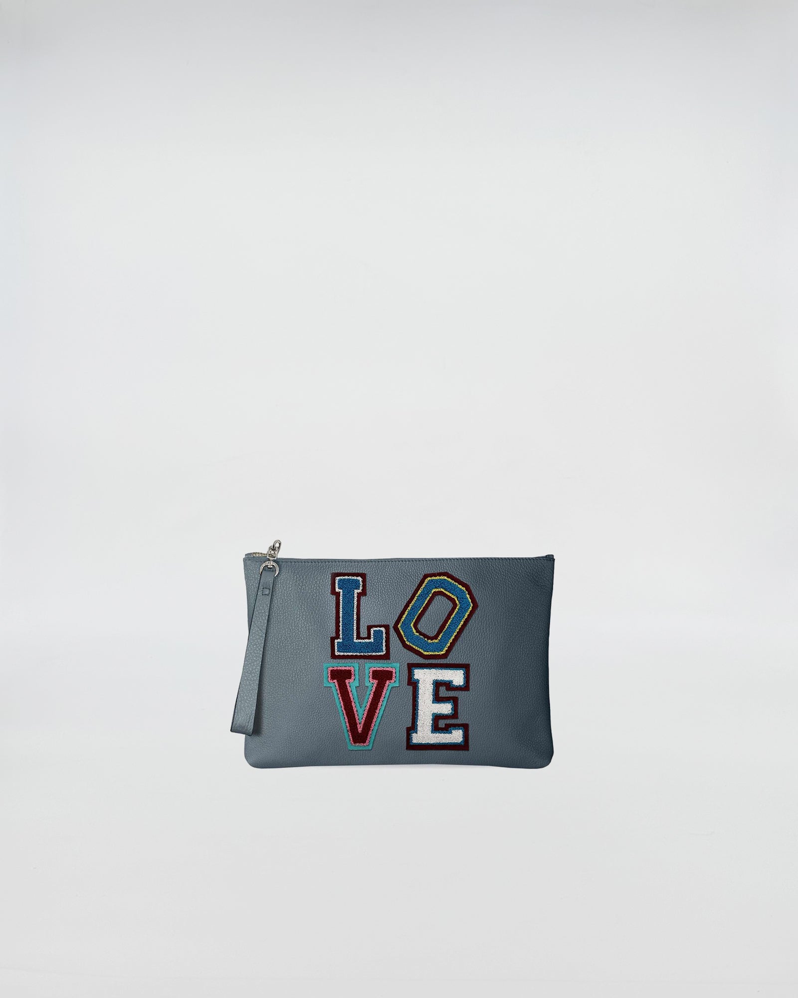 POCHETTE JOY LOVE PATCH in grey leather with colorful LOVE patch design and zip closure.