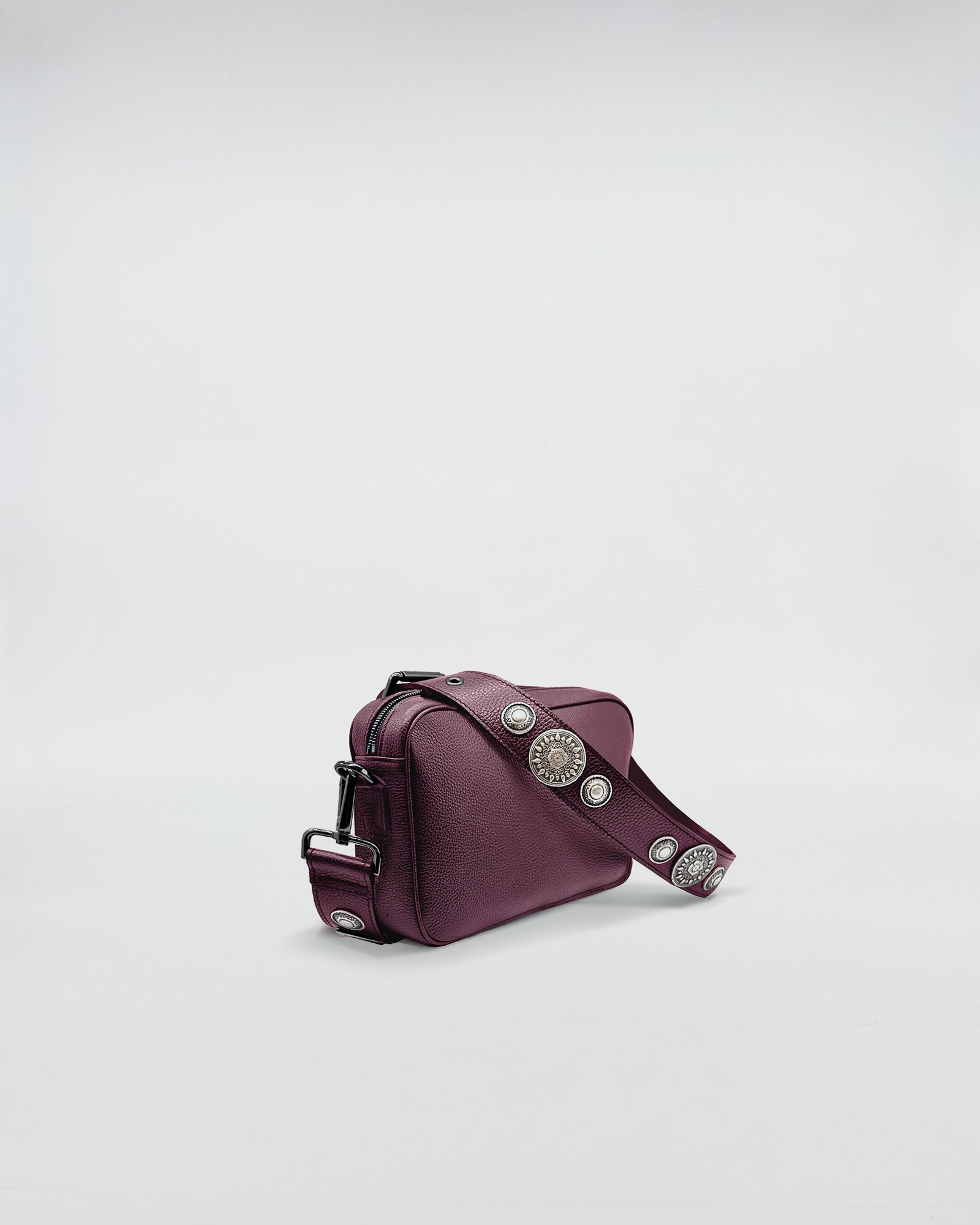 MAFALDA ROCK: borsa in vitello pieno fiore con tracolla regolabile e borchie decorative, colore bordeaux.