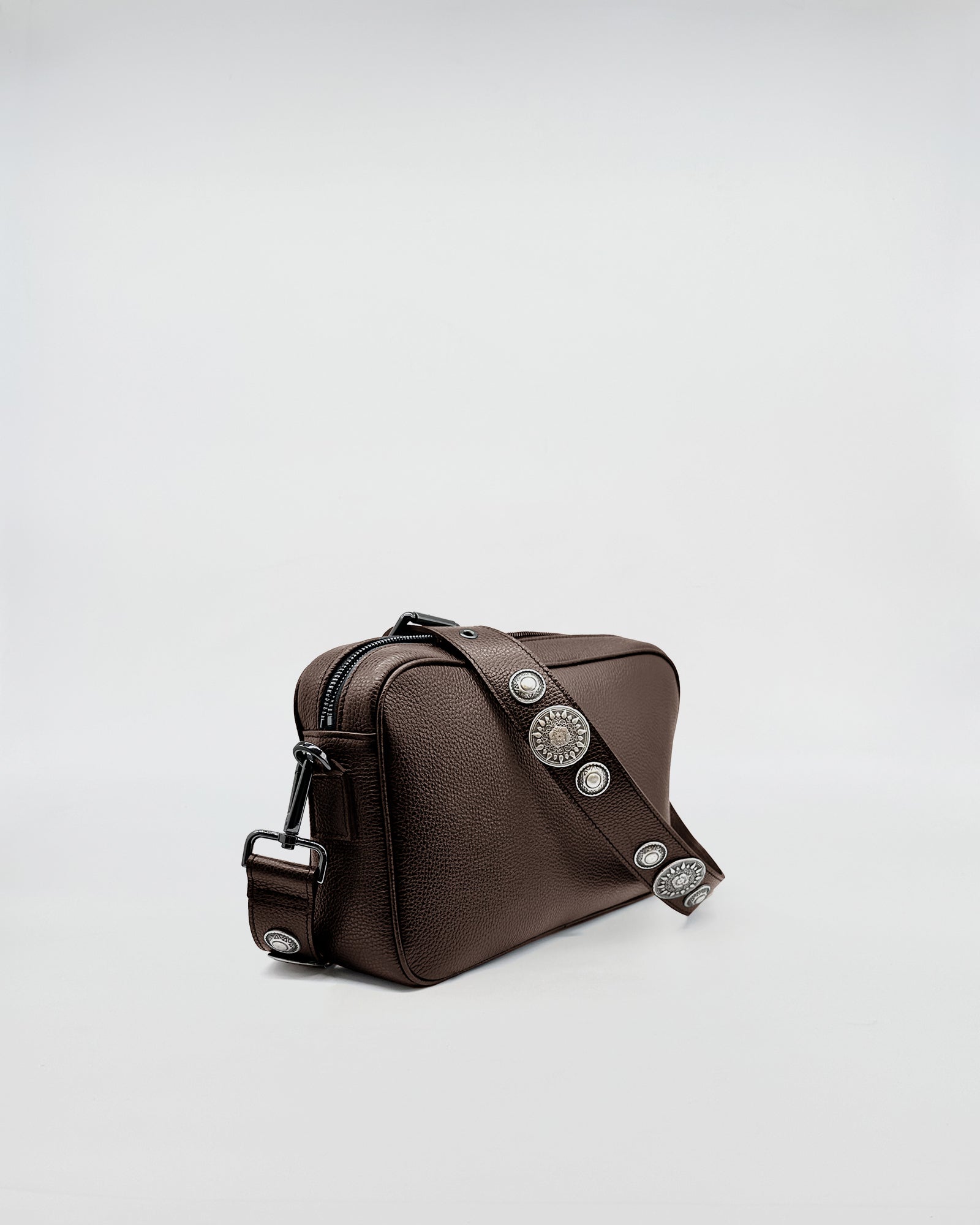 MAFALDONA ROCK brown leather bag with removable strap featuring stylish silver details.