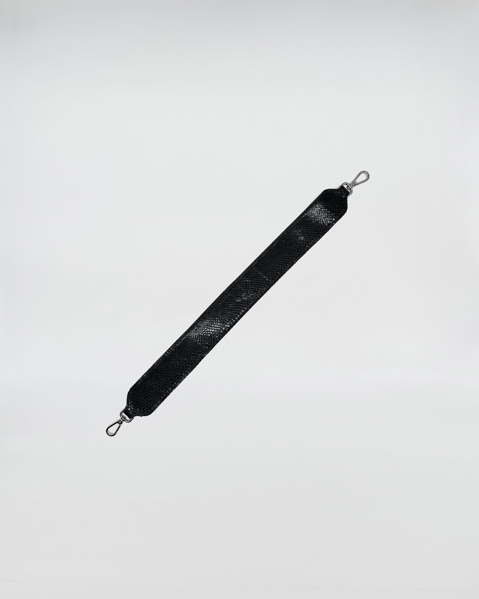 MANICO A SPALLA PITONE RECYCLE in black with a sleek design, showcasing its unique texture and luxury appeal.