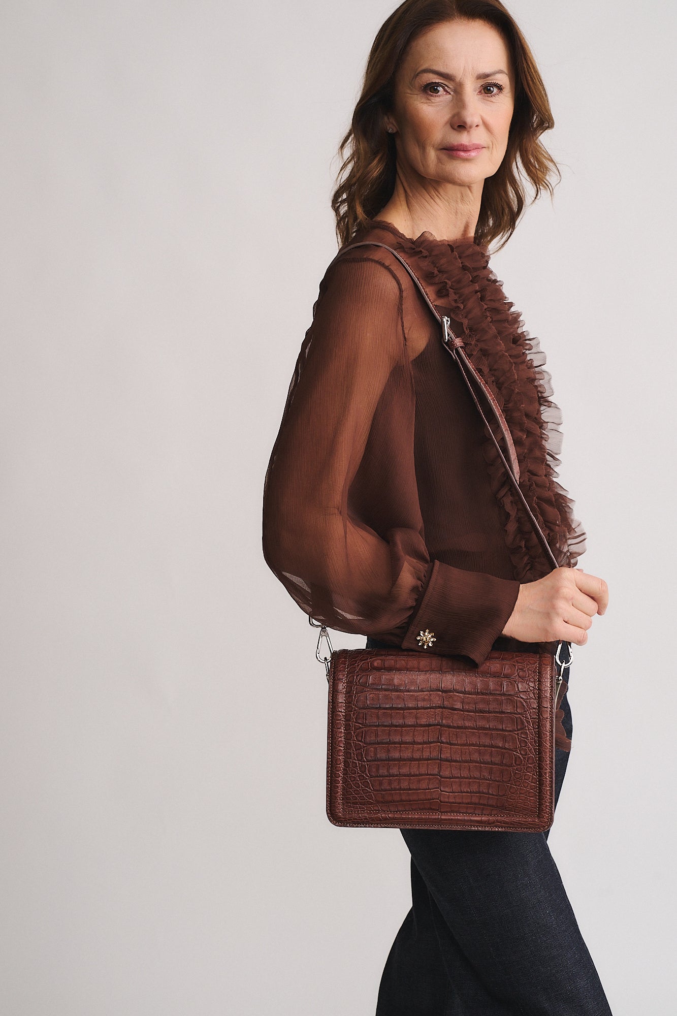Elegant woman wearing RANIA COCCO RECYCLE handbag with a chic outfit and stylish accessories.
