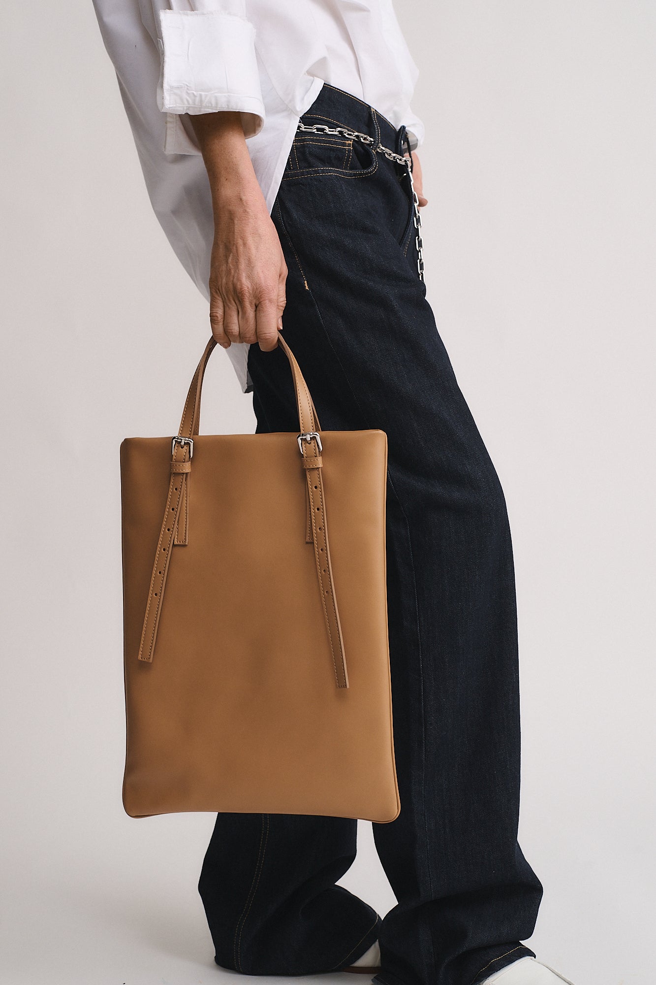 AMELIE PORTACOMPUTER in a stylish set, showcasing its versatile design and elegant leather finish.