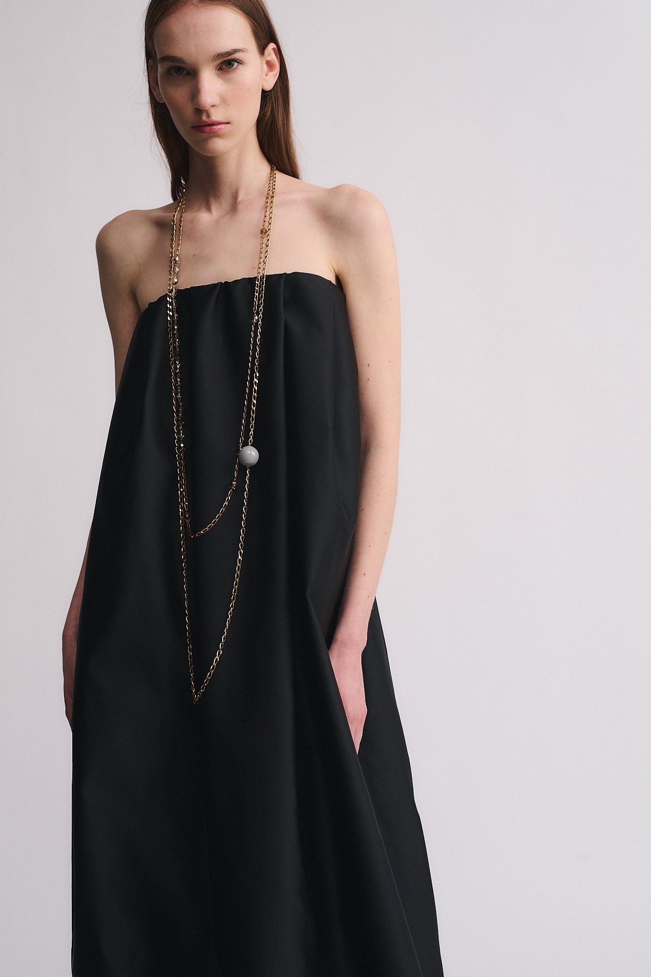 Collana Mod. 32 worn with a strapless black dress, showcasing modern elegance and vintage inspiration.