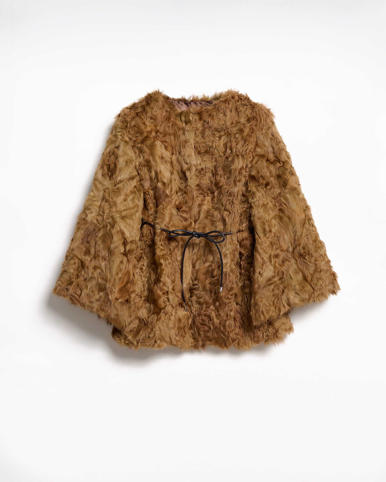Caban in Agnello UPCYCLE, audace e originale, con silhouette elegante e gilet staccabile, realizzato attraverso tecniche artigianali.