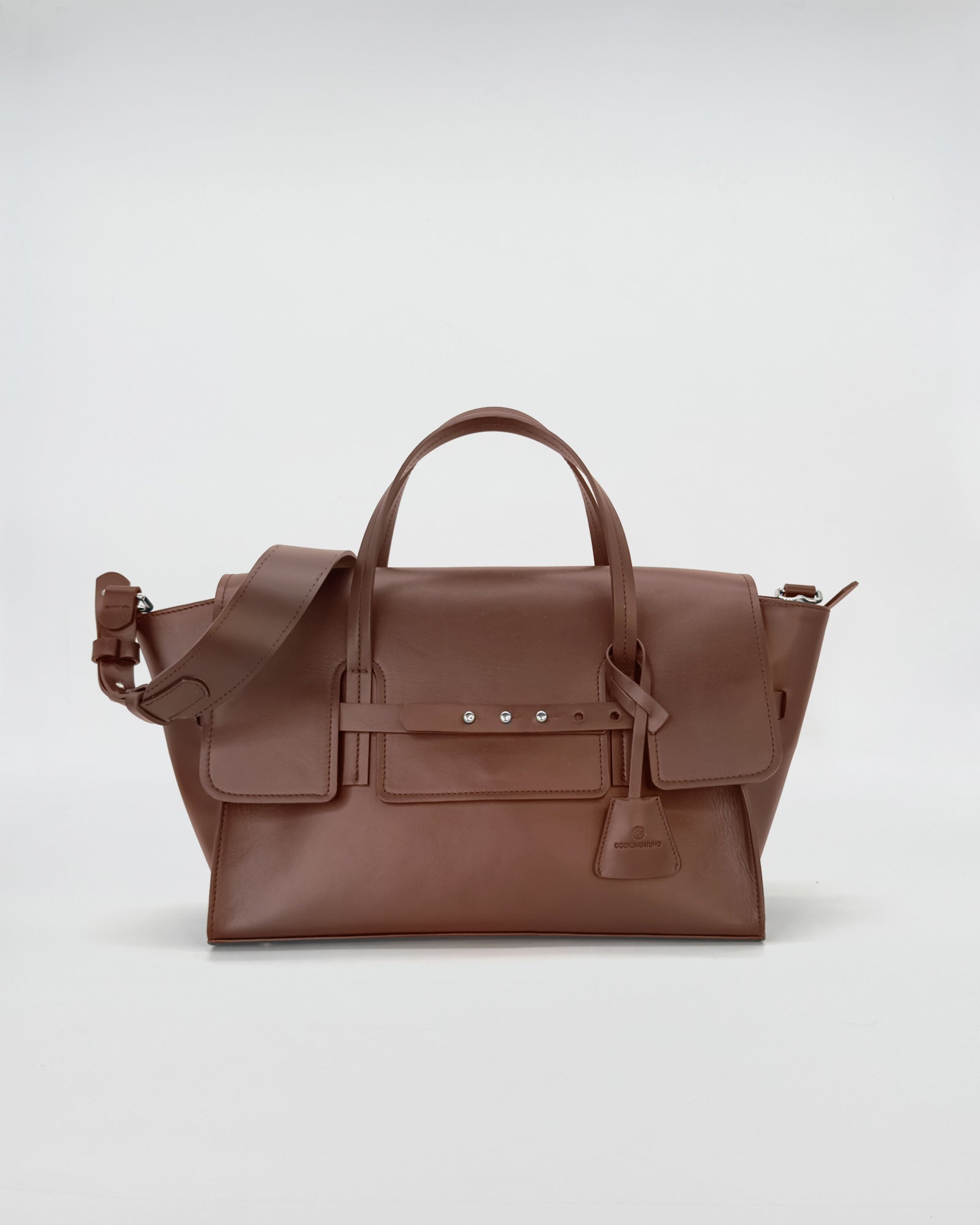 Elegante borsa Penny Medium in vitello marrone, design pulito e capiente con rifiniture raffinate.