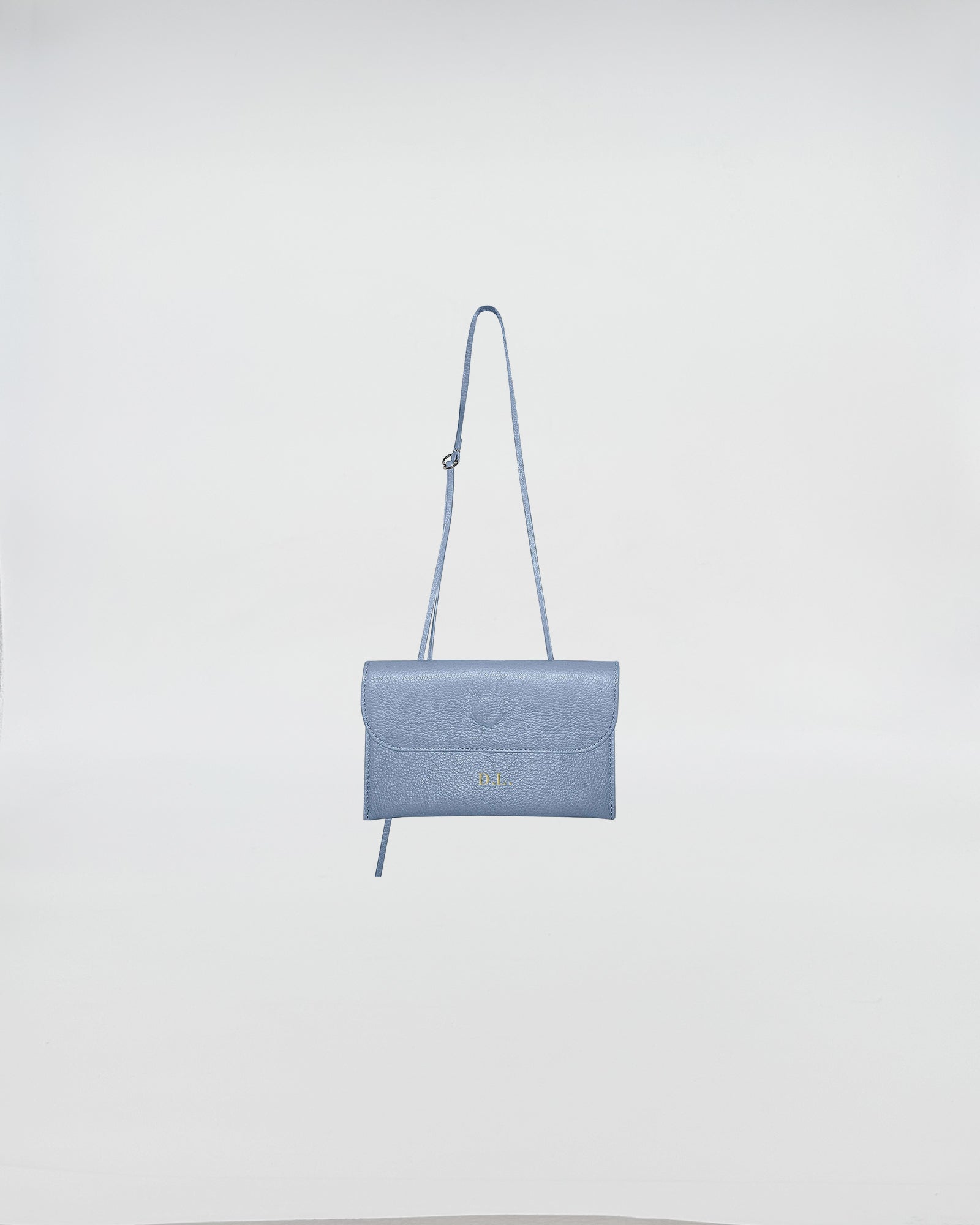 PORTAOCCHIALI CON TRACOLLA in pelle blu con tracolla, design elegante e pratico per la donna moderna.