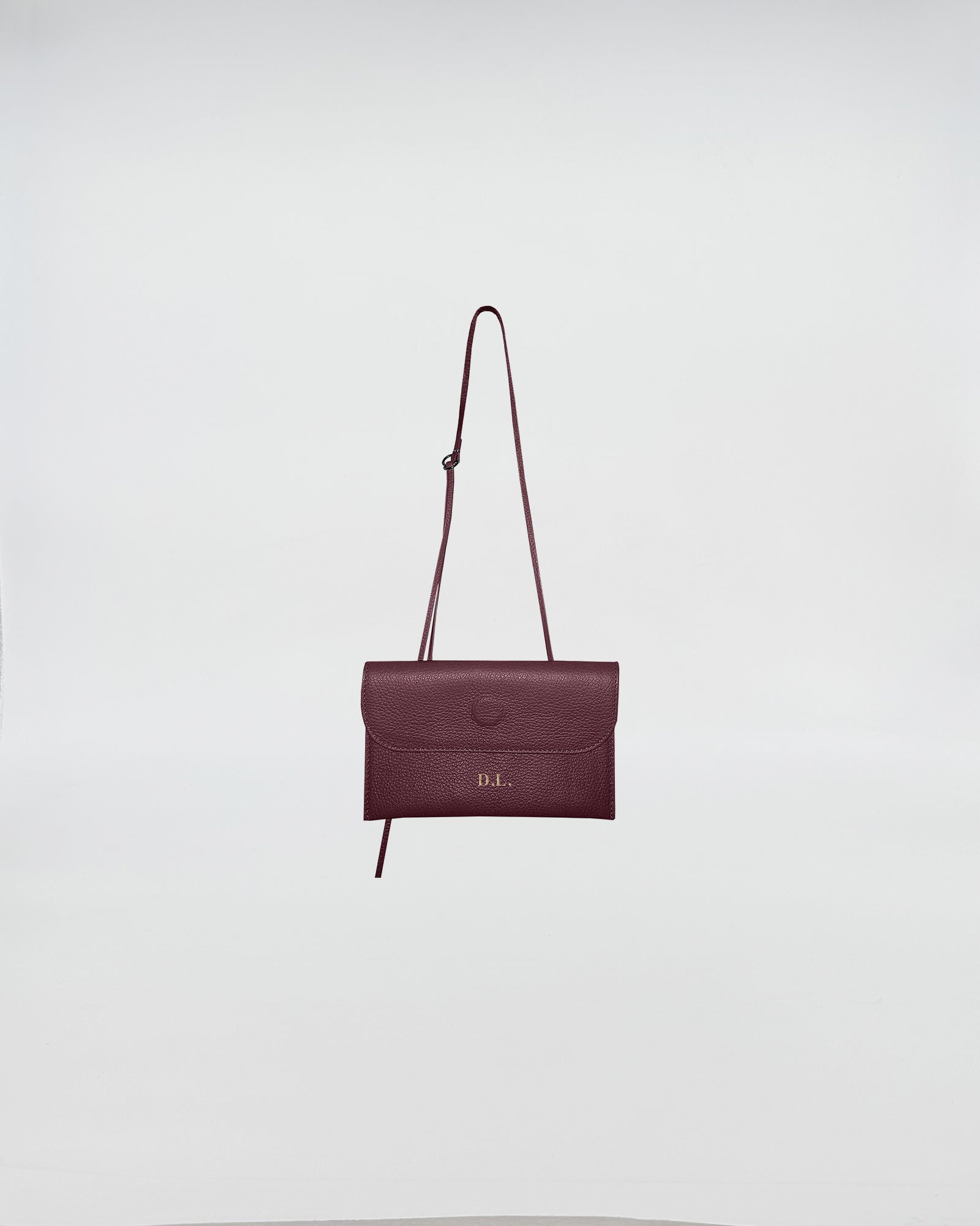 PORTAOCCHIALI PERSONALIZZATO LETTERING GOLD CON TRACOLLA, borsa a tracolla in pelle color bordeaux con lettering.