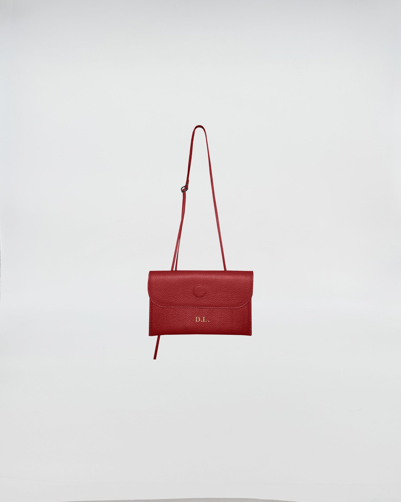 PORTAOCCHIALI PERSONALIZZATO LETTERING GOLD CON TRACOLLA in pelle rossa, elegante e pratico accessorio per donne moderne.