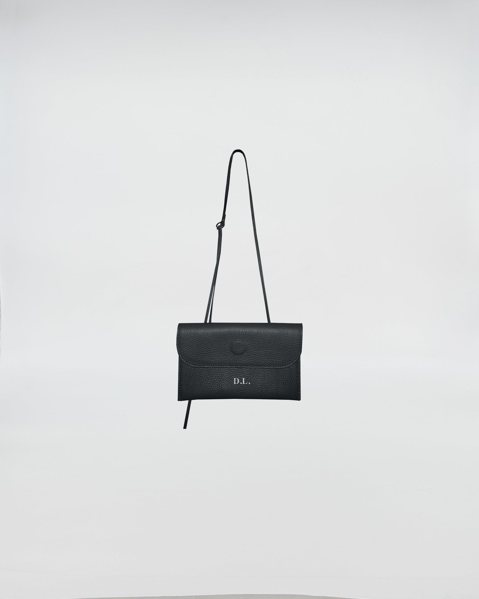 PORTAOCCHIALI PERSONALIZZATO LETTERING SILVER CON TRACOLLA in pelle nera con tracolla regolabile.