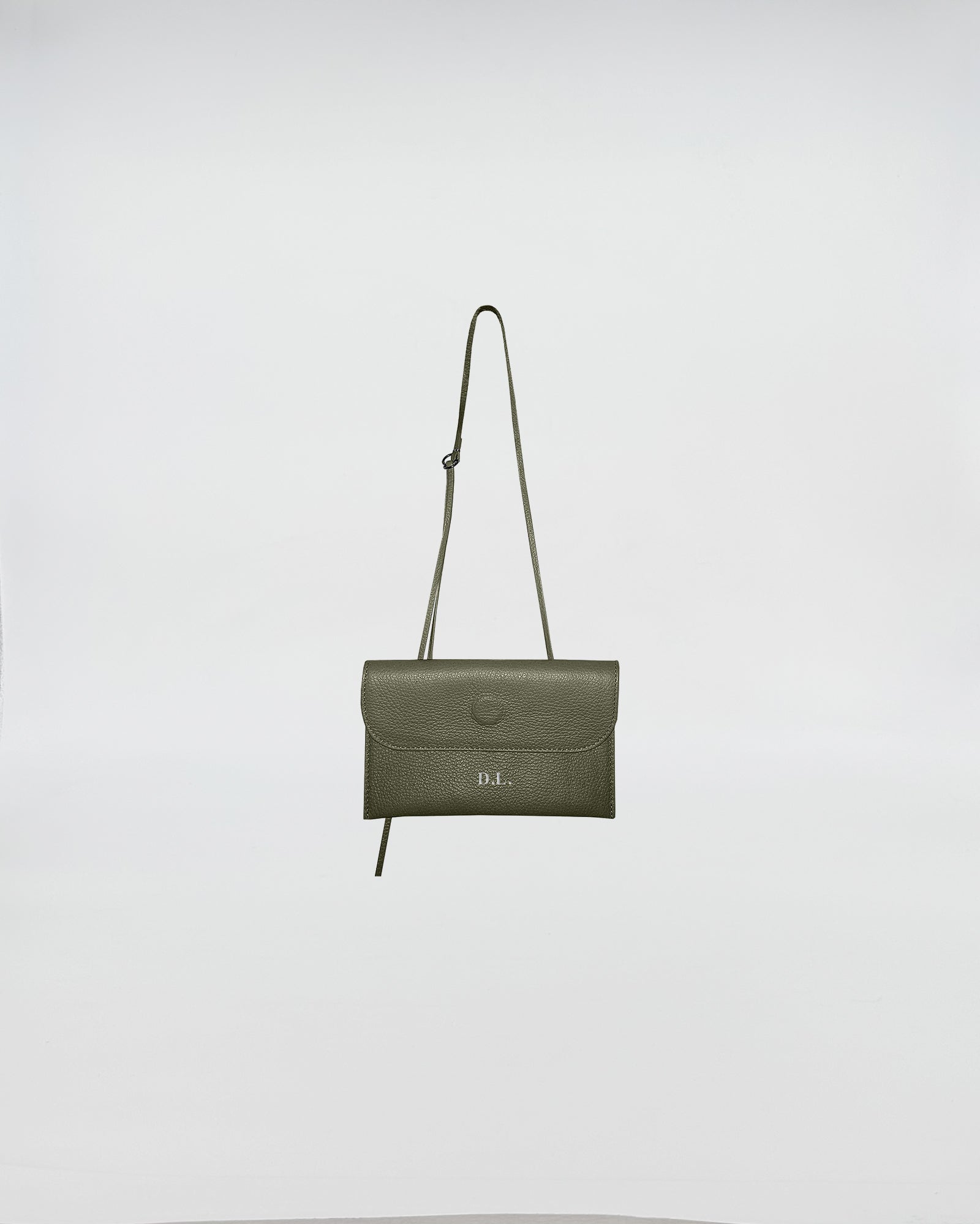 PORTAOCCHIALI PERSONALIZZATO LETTERING SILVER CON TRACOLLA in colore verde con design elegante.