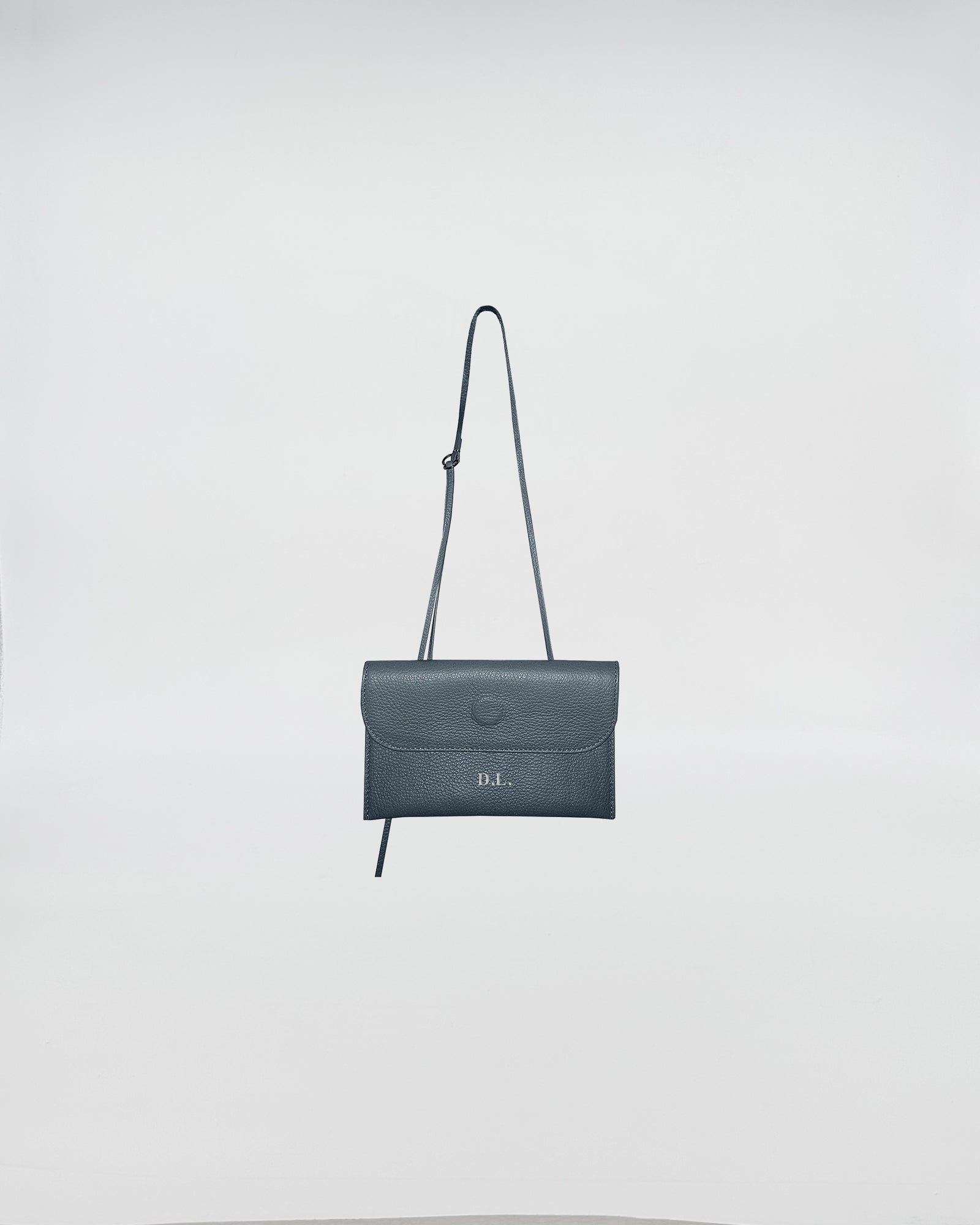 PORTAOCCHIALI PERSONALIZZATO LETTERING SILVER CON TRACOLLA, elegante porta occhiali in vitello pieno fiore con tracolla.