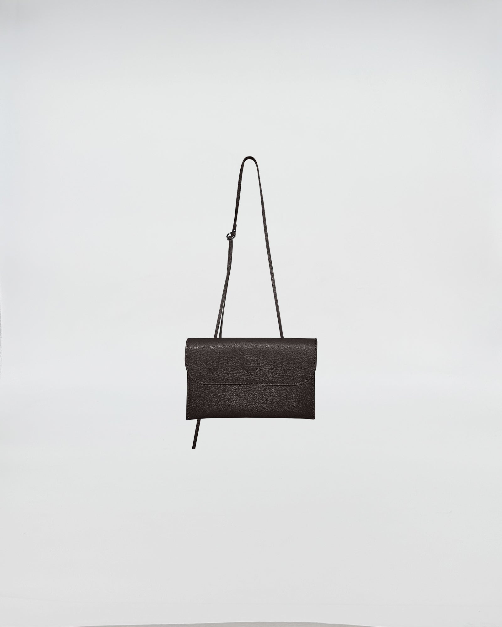 PORTAOCCHIALI CON TRACOLLA in pelle nera con tracolla rimovibile, elegante accessorio per la donna moderna.