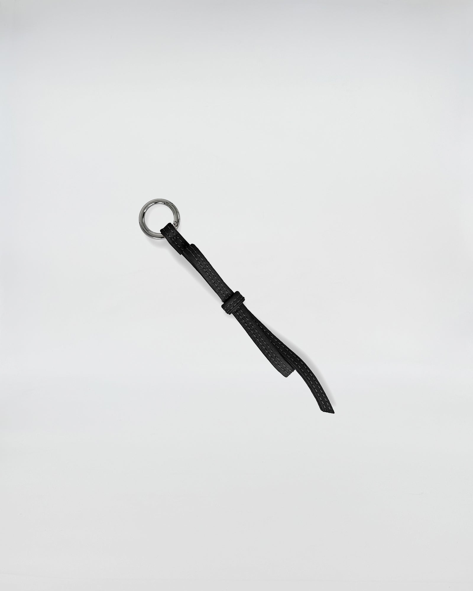 CHARMS IN PELLE FIOCCO in black leather with a metal ring, stylish accessory for personalization.