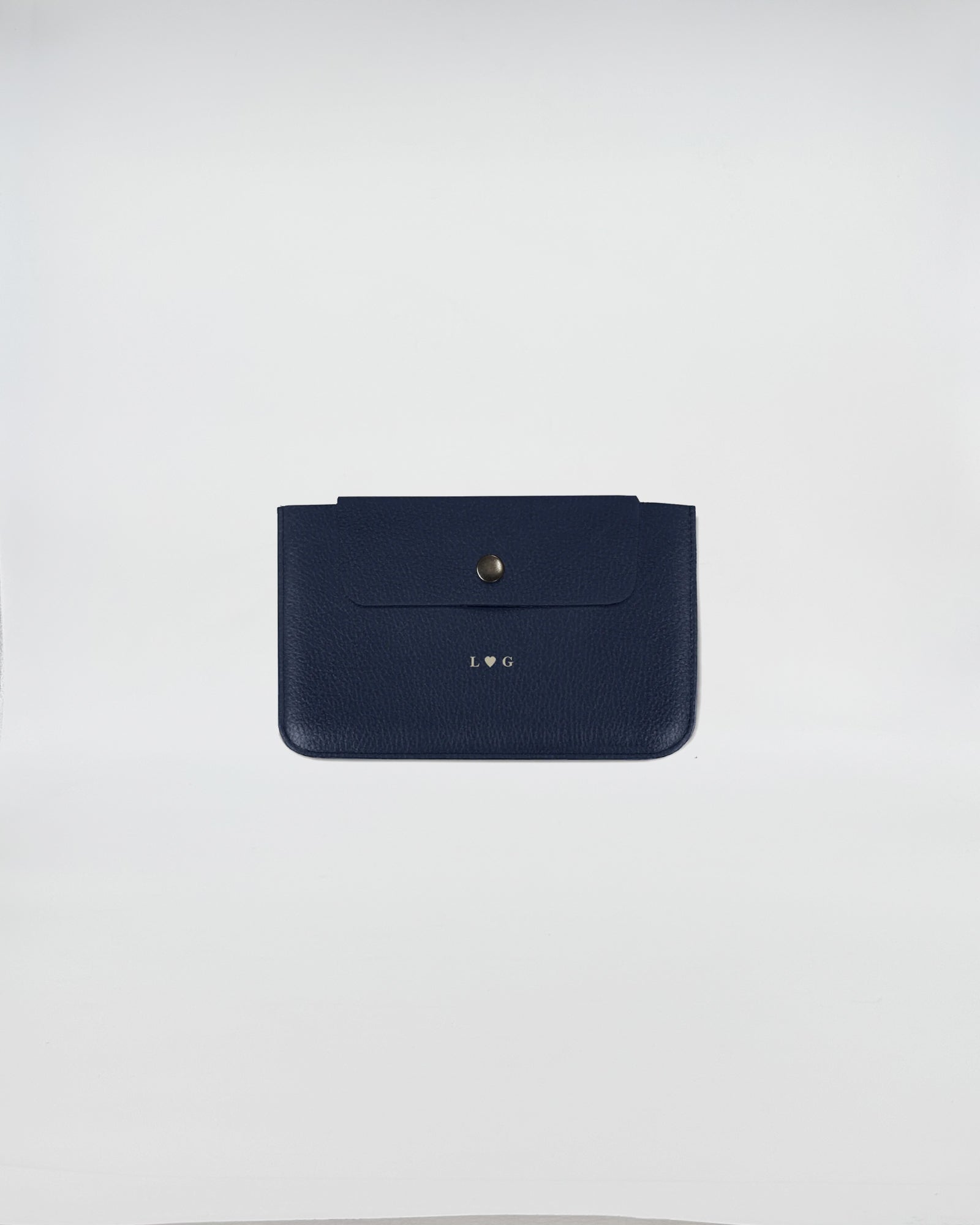 PORTA DOCUMENTI LETTERING in elegante pelle blu con chiusura a bottone e logo LVG.