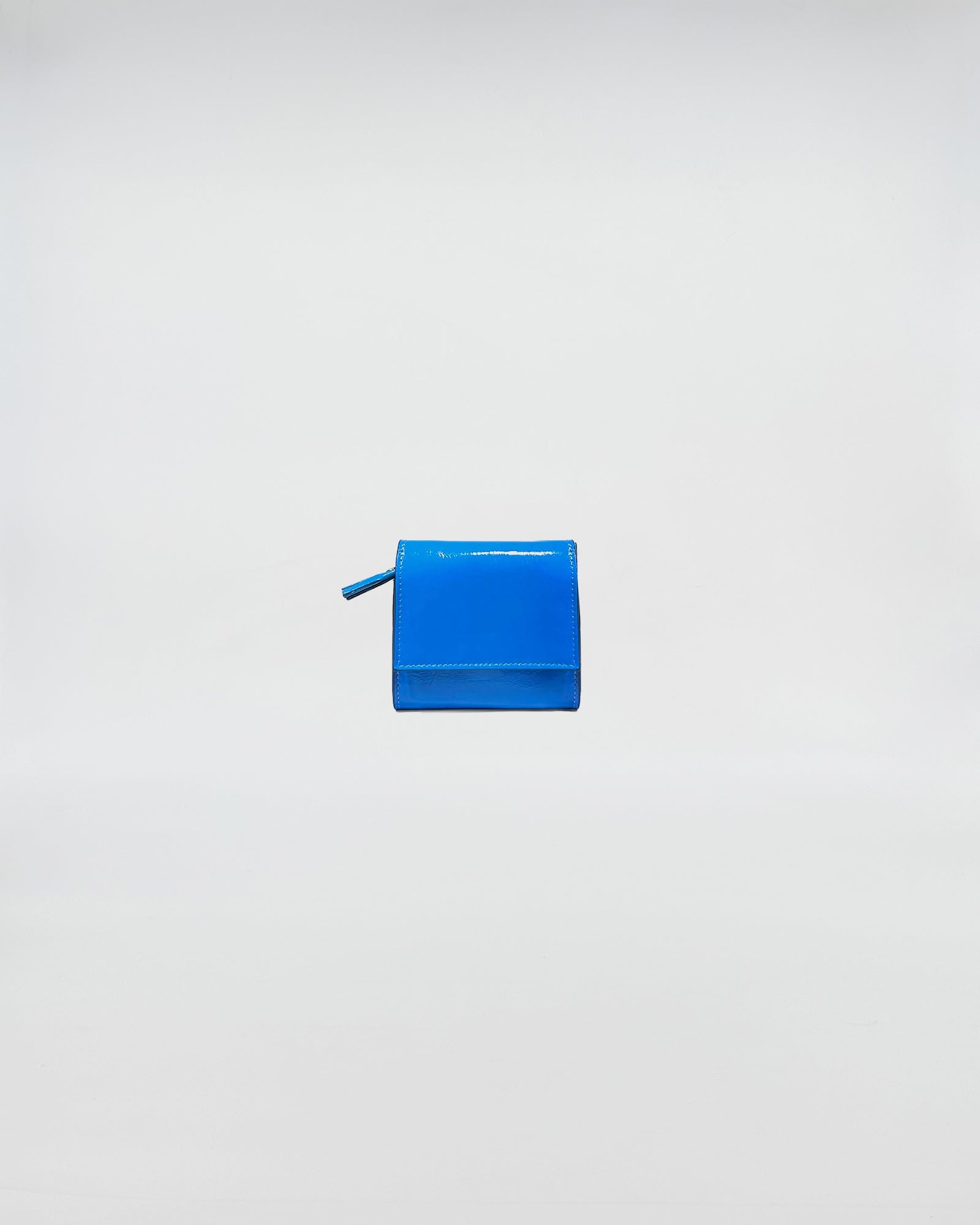 PORTAFOGLIO POCKET in blue vitello naplack with organized compartments for cards and cash.