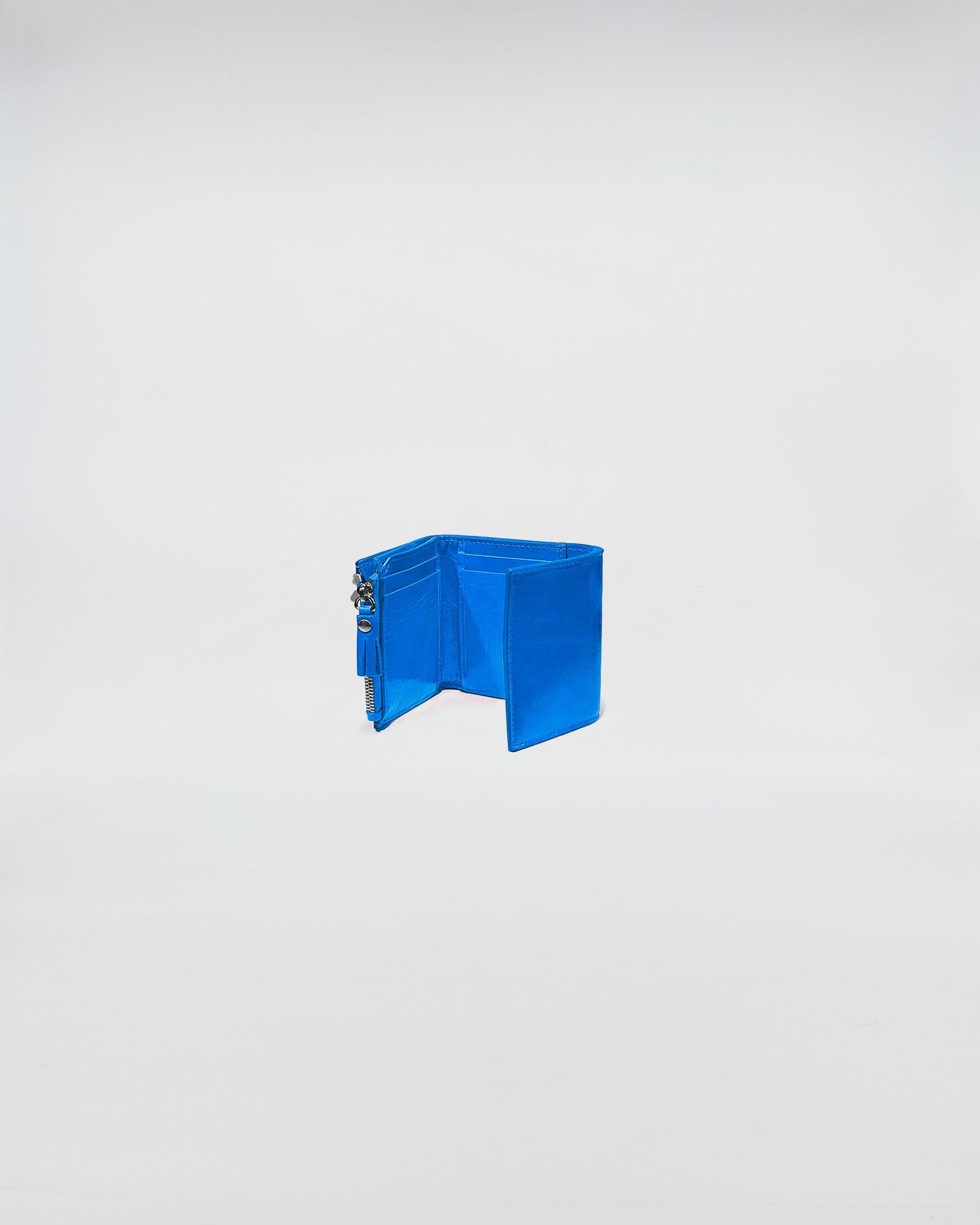Portafoglio Pocket in vitello naplack colorato blu, elegante e organizzato per carte e contanti.