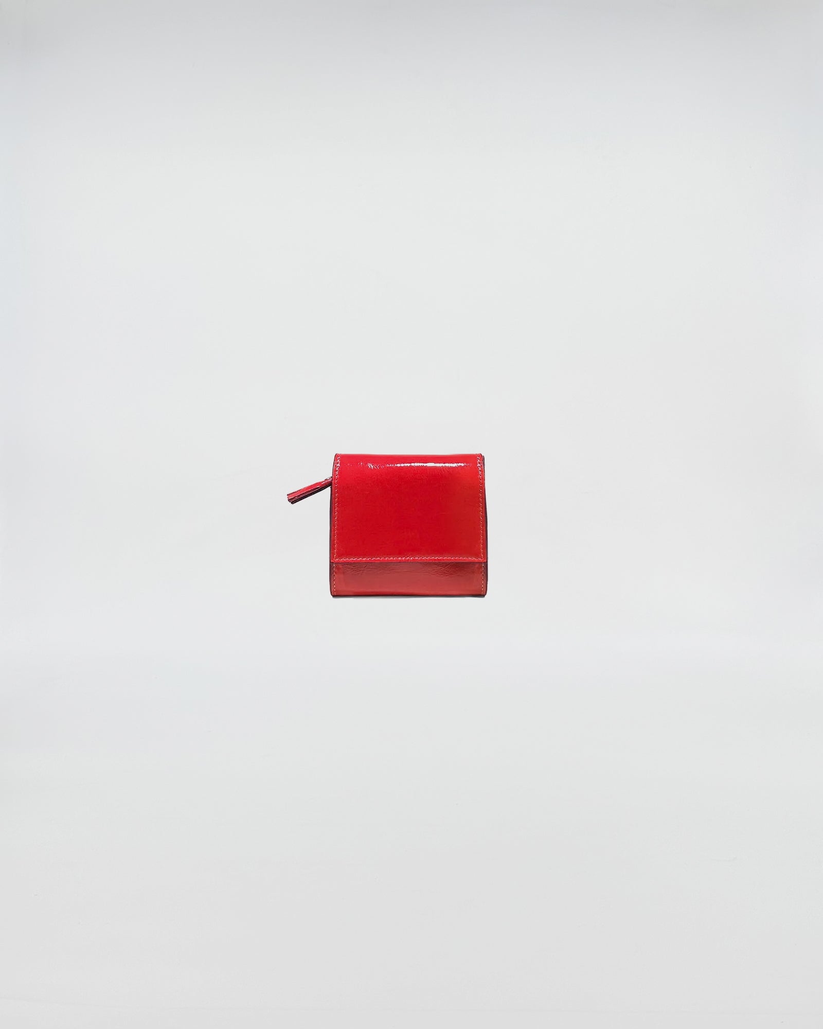 Portafoglio Pocket in vitello naplack rosso, accessorio elegante con chiusura a bottone per uso quotidiano.