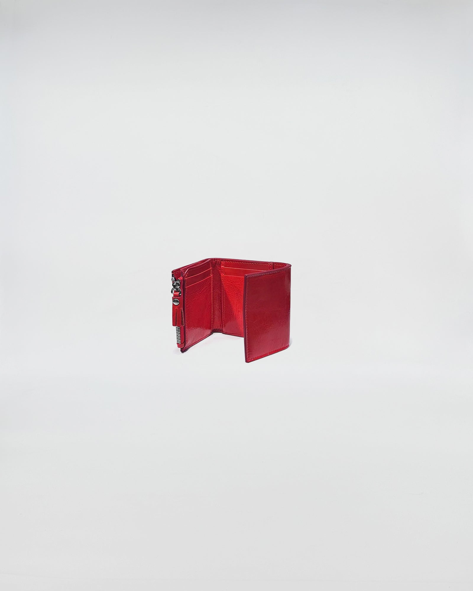 Portafoglio Pocket in vitello naplack rosso con interno ben organizzato per carte e contante.