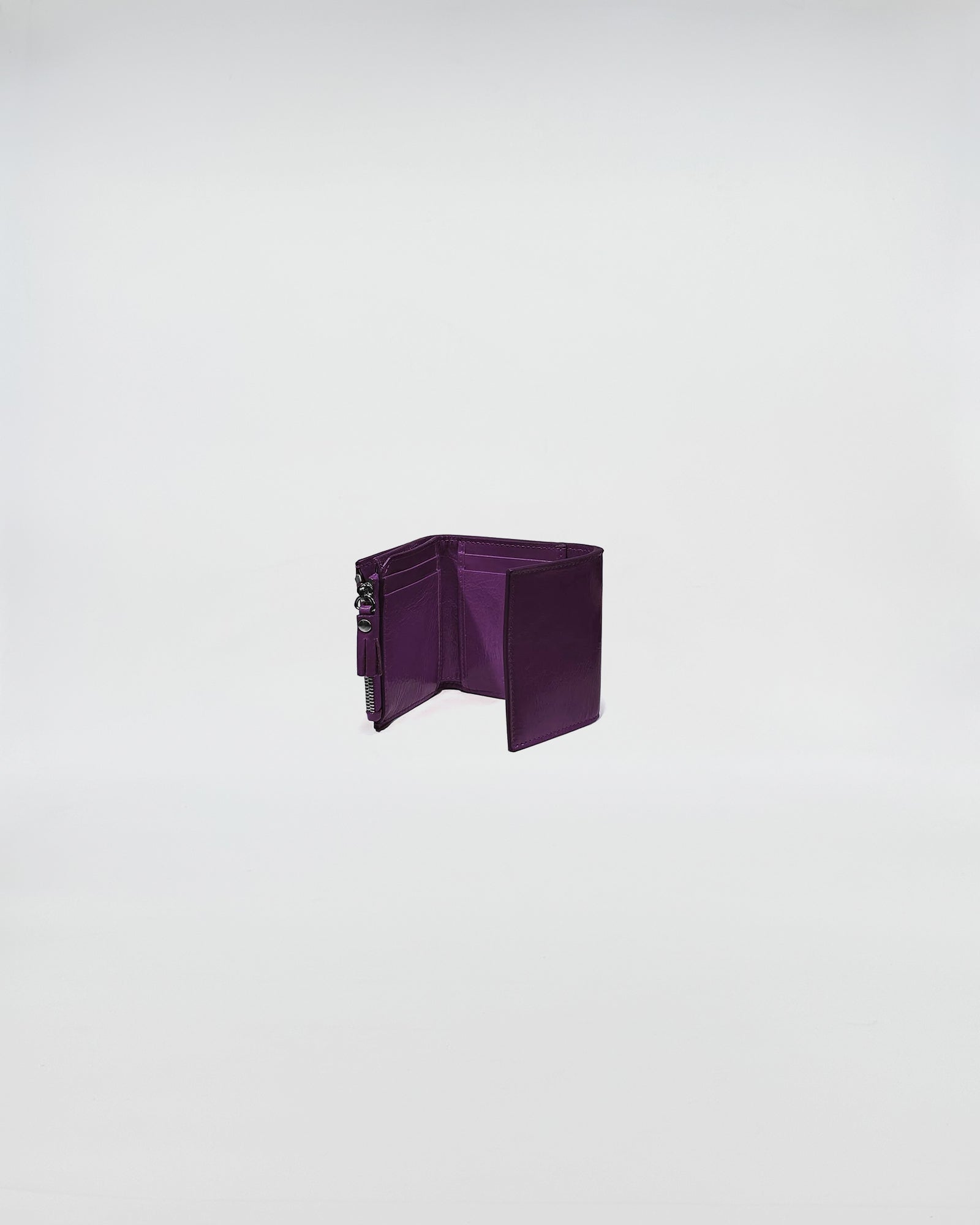 Portafoglio Pocket in vitello naplack con interno viola, scomparti per carte e chiusura a pressione.