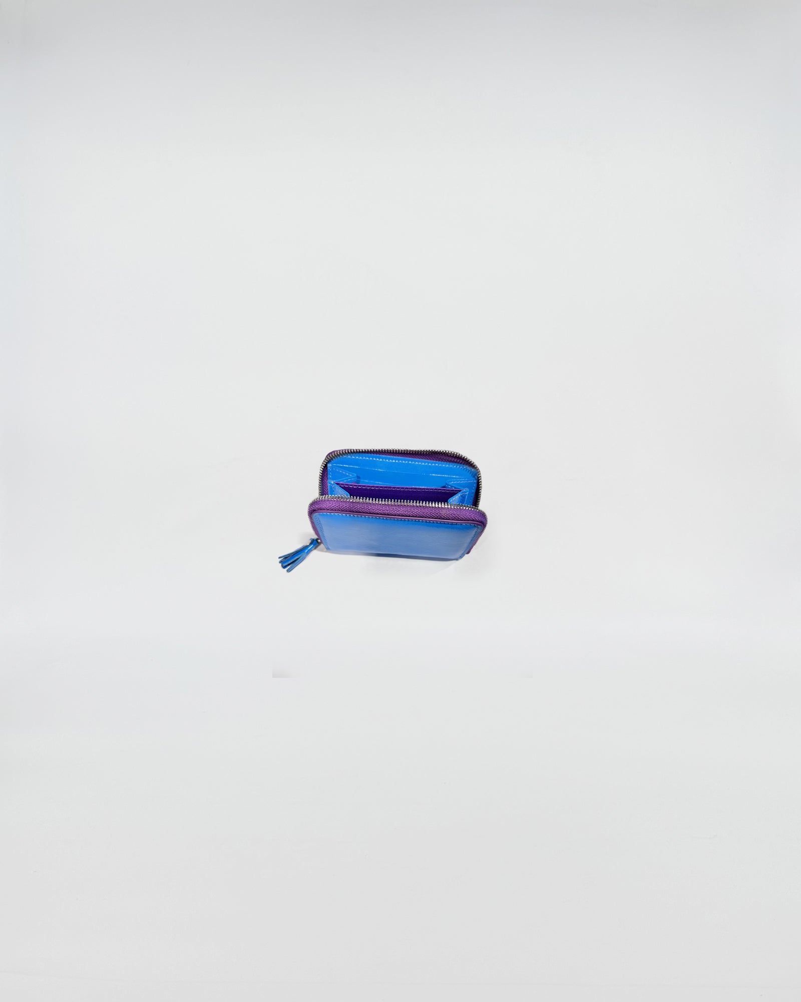 PORTAFOGLIO ZIP MINI con chiusura con zip viola e interni blu, elegante e pratico per uso quotidiano.