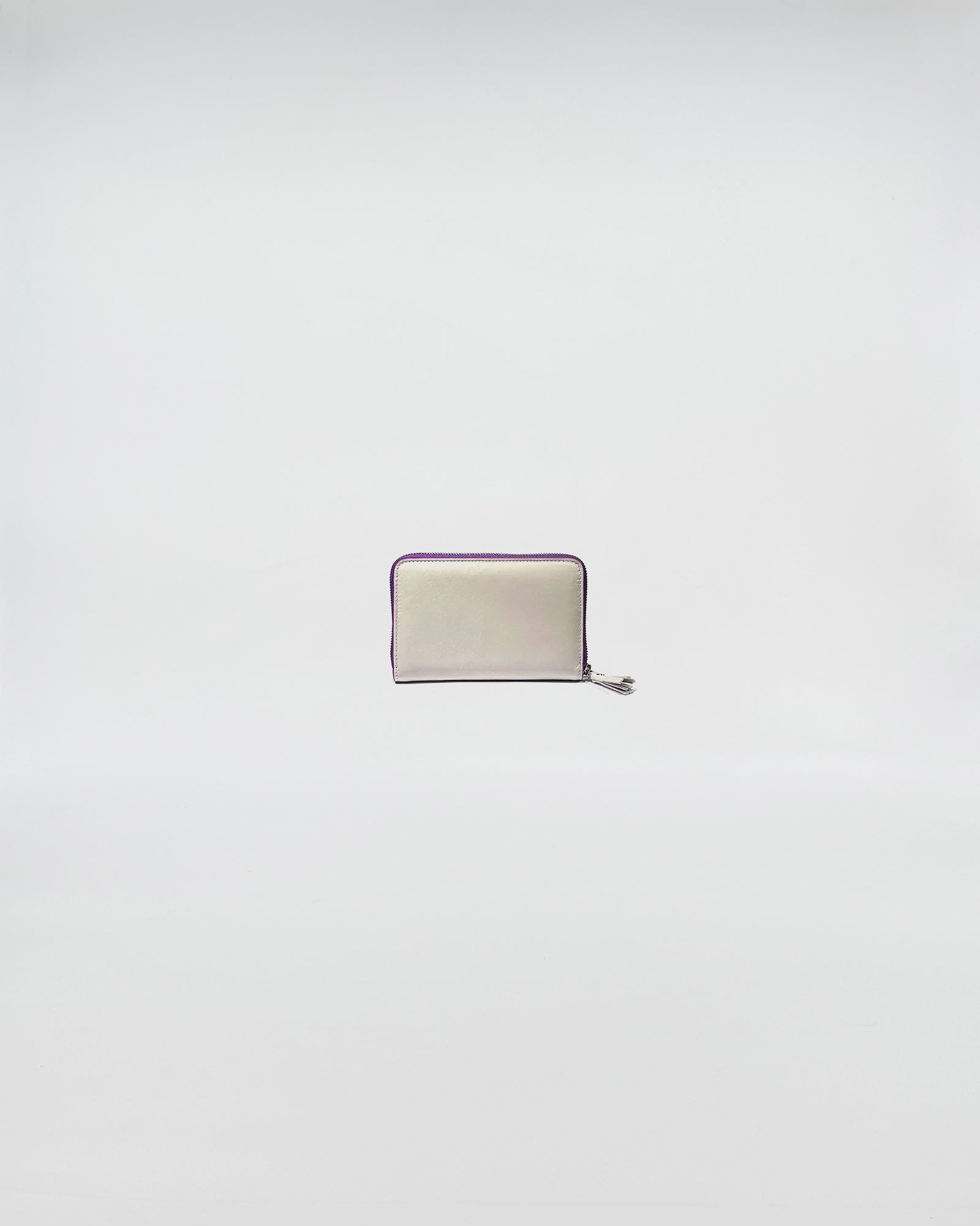 PORTAFOGLIO ZIP MINI elegante in vitello con lamina e zip viola, scomparti interni per carte e contanti.