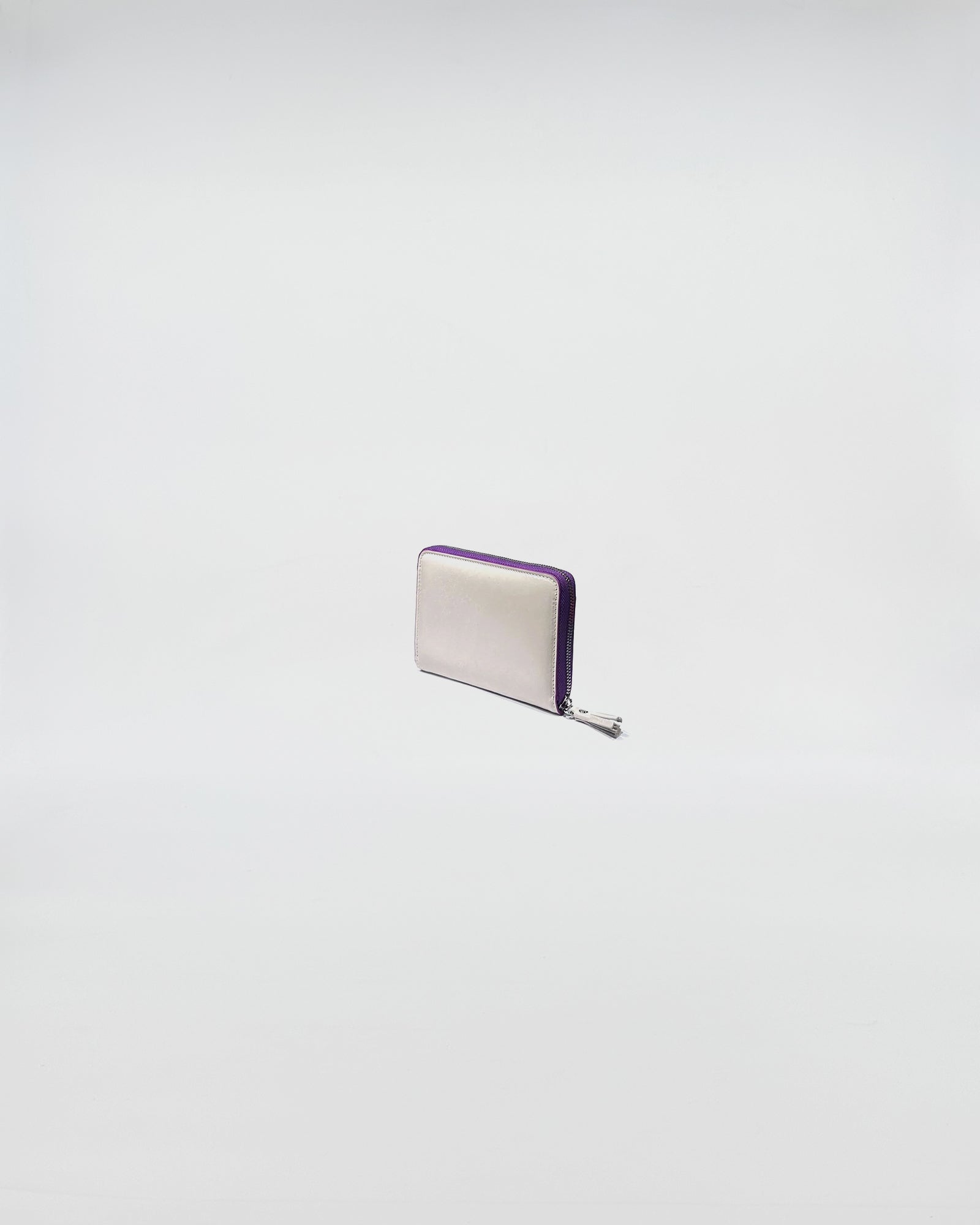PORTAFOGLIO ZIP MINI in elegant vitello with purple zip, showcasing a sophisticated design for everyday and special occasions.