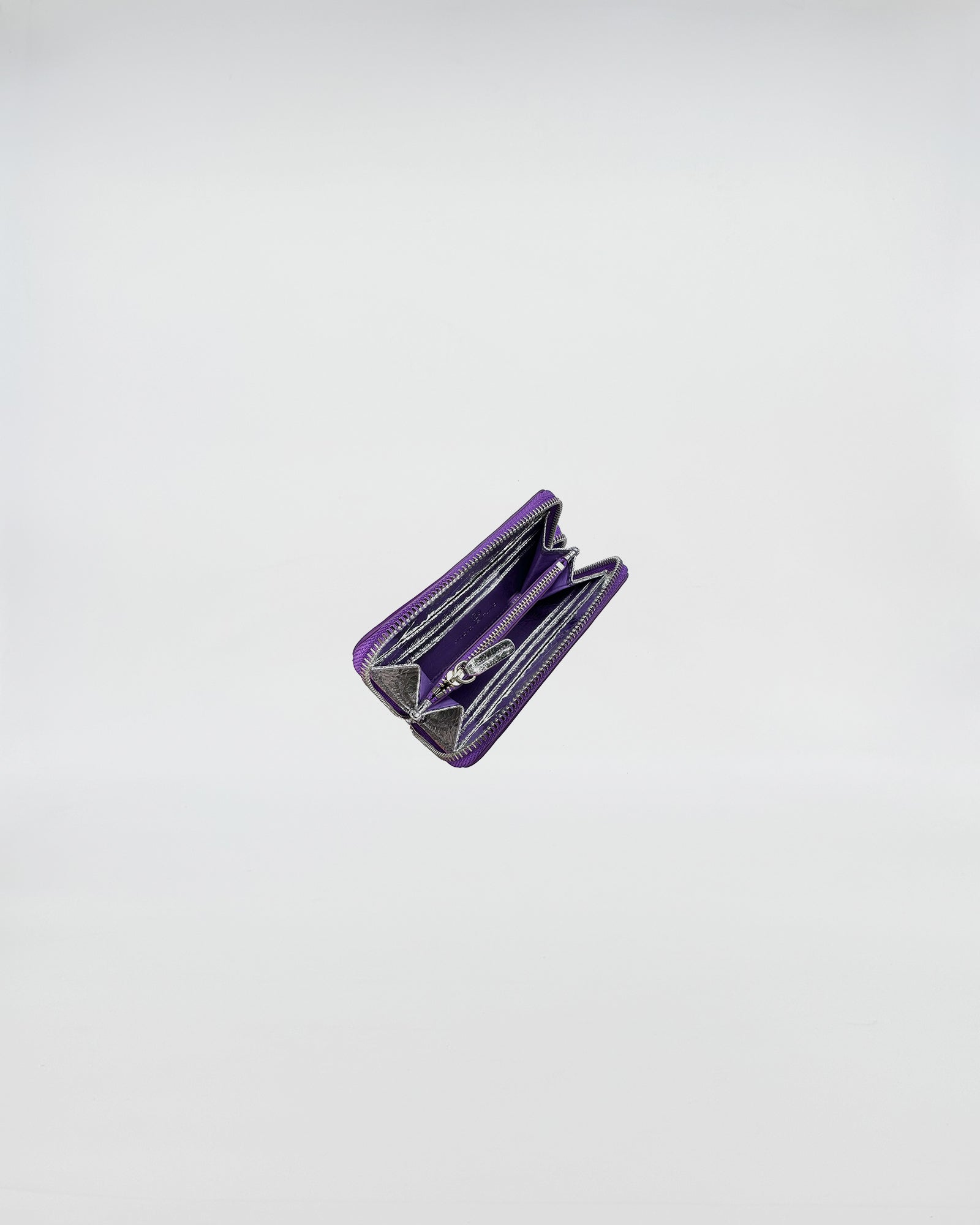 Portafoglio Zip Small in vitello con chiusura a zip viola, stile sofisticato e interni ben organizzati.