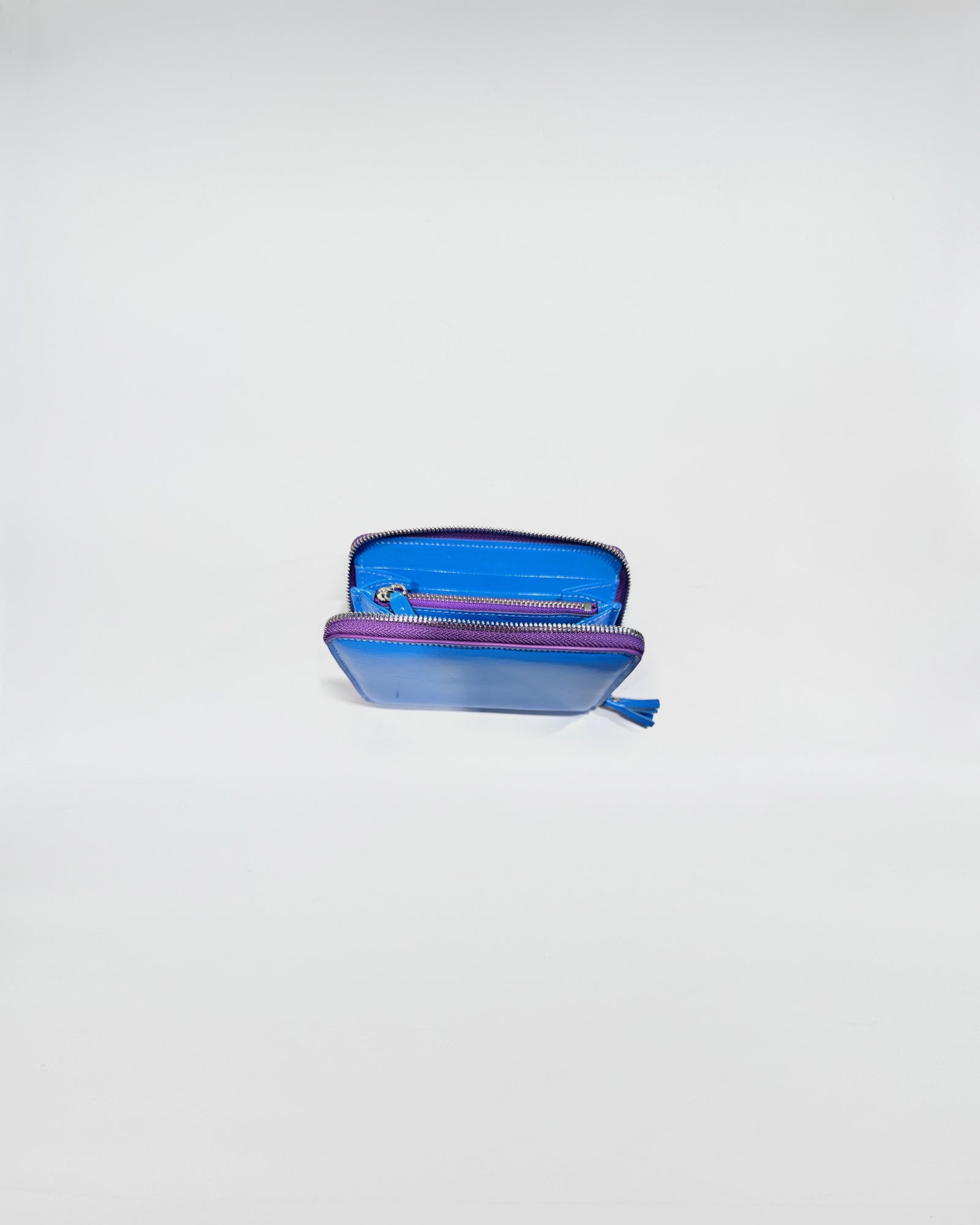 Portafoglio Zip Small aperto, con zip e fessure interne in colore blu, elegante accessorio in vitello.