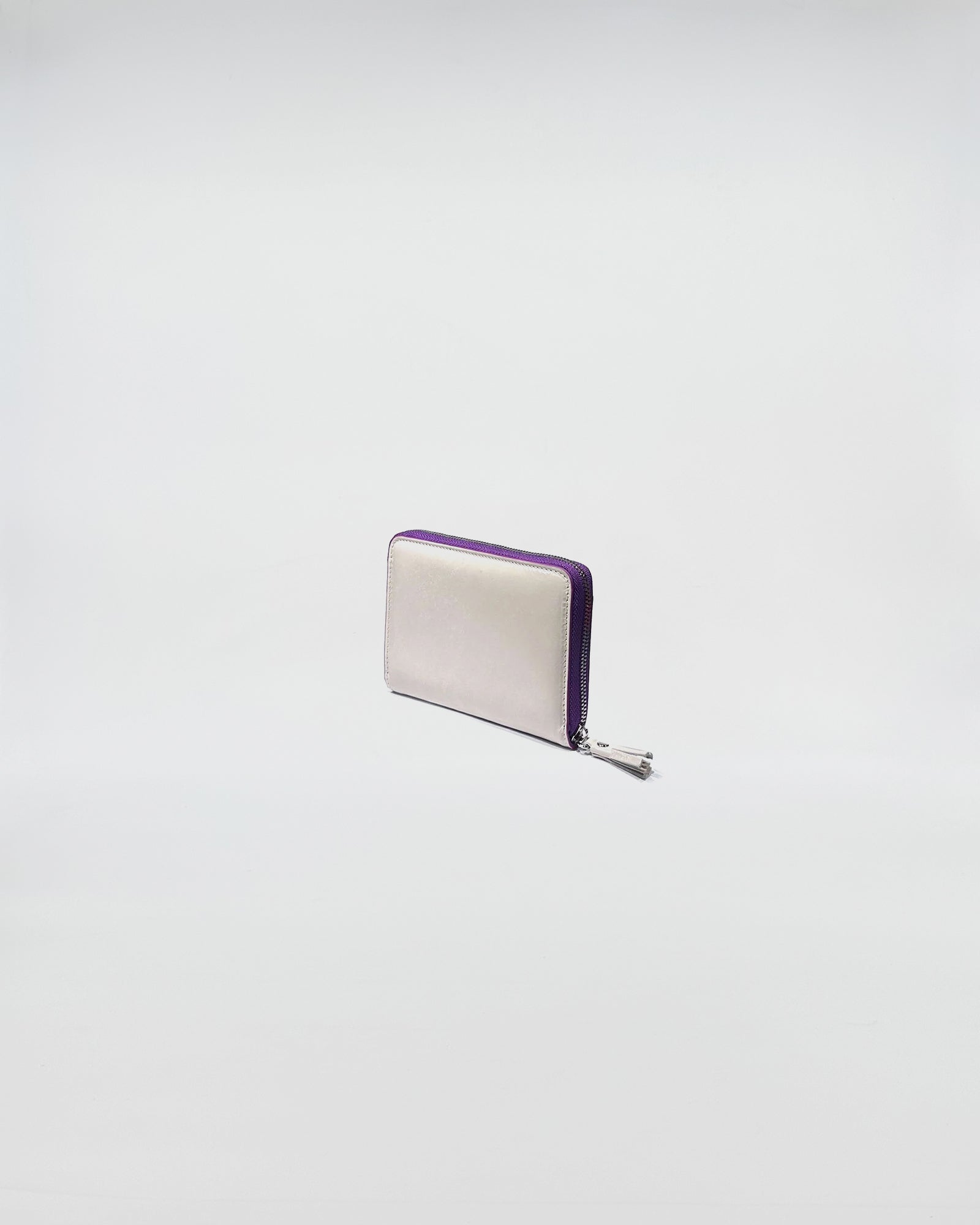PORTAFOGLIO ZIP SMALL in vitello con chiusura zip viola e interno fodera col. viola, elegante e pratico.