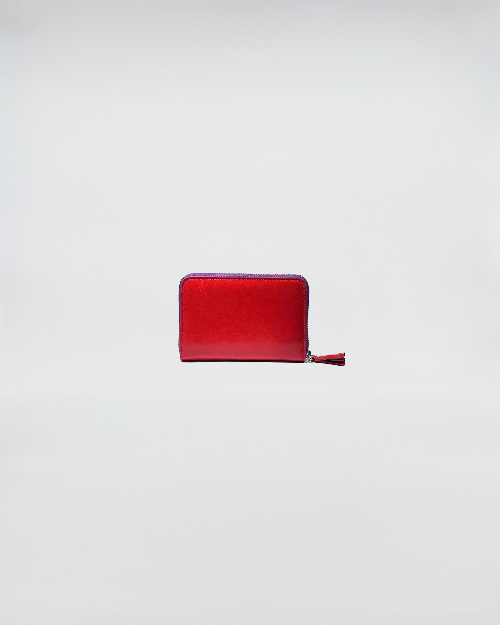 Portafoglio Zip Small in pelle rossa con zip viola, ideale per carte di credito e contante.