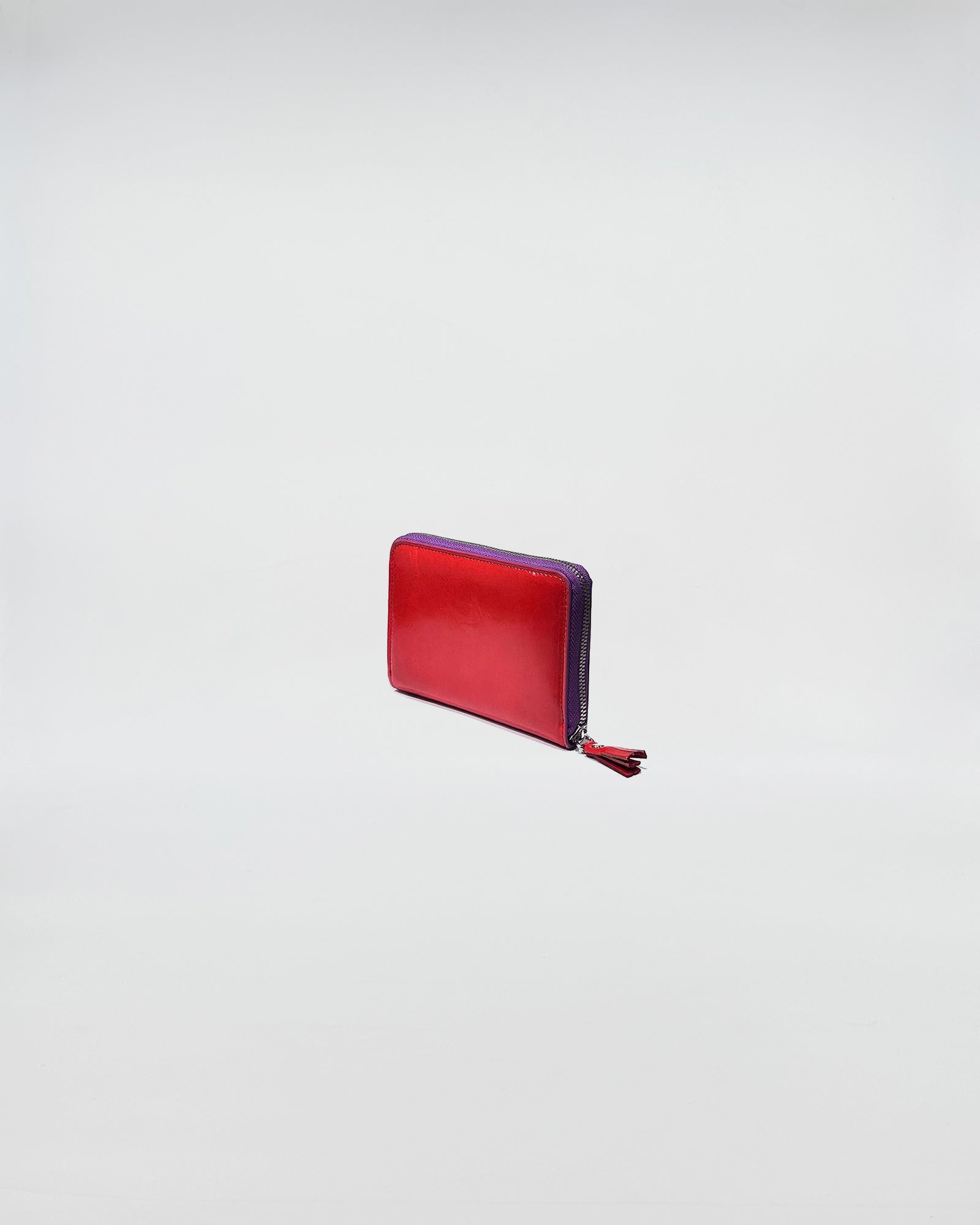 Portafoglio Zip Small in vitello rosso con chiusura zip viola, elegante e raffinato, perfetto per uso quotidiano.