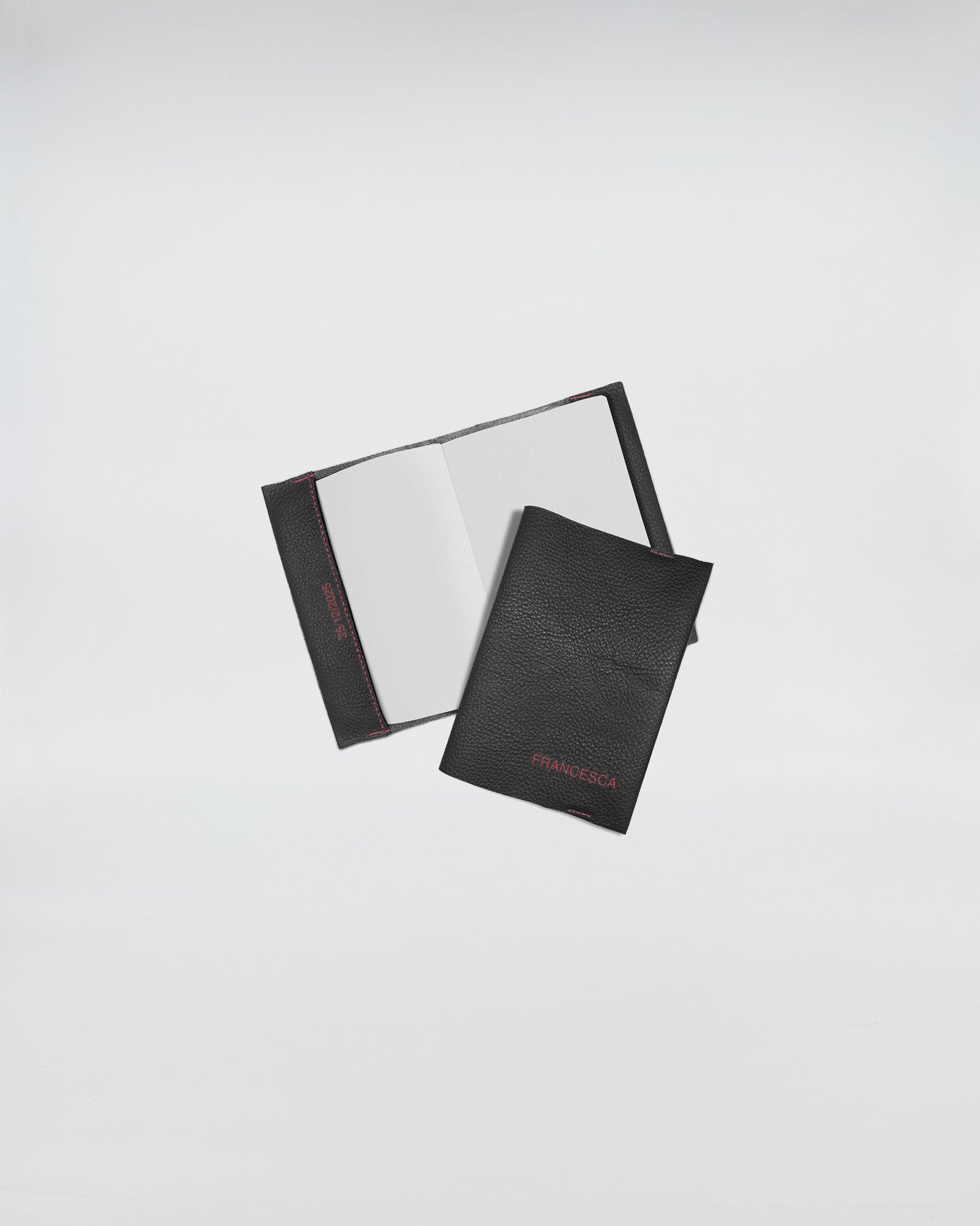 QUADERNO CON COVER PERSONALIZZATA FOGLI BIANCHI aperto e chiuso su sfondo bianco, pagina bianca visibile.