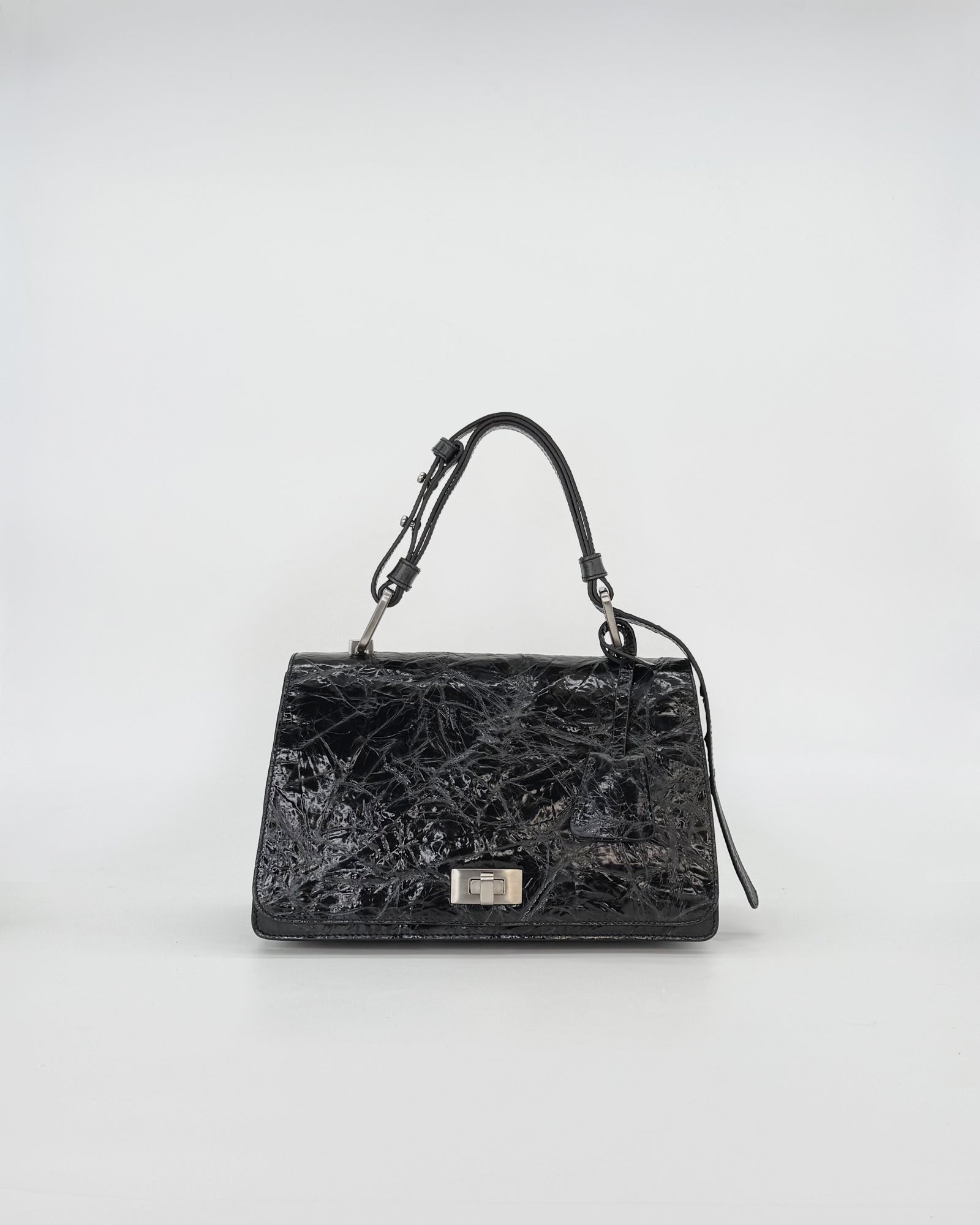 Queen Vitello Strizzato bag, geometric silhouette in embossed black calfskin, elegant and timeless accessory.