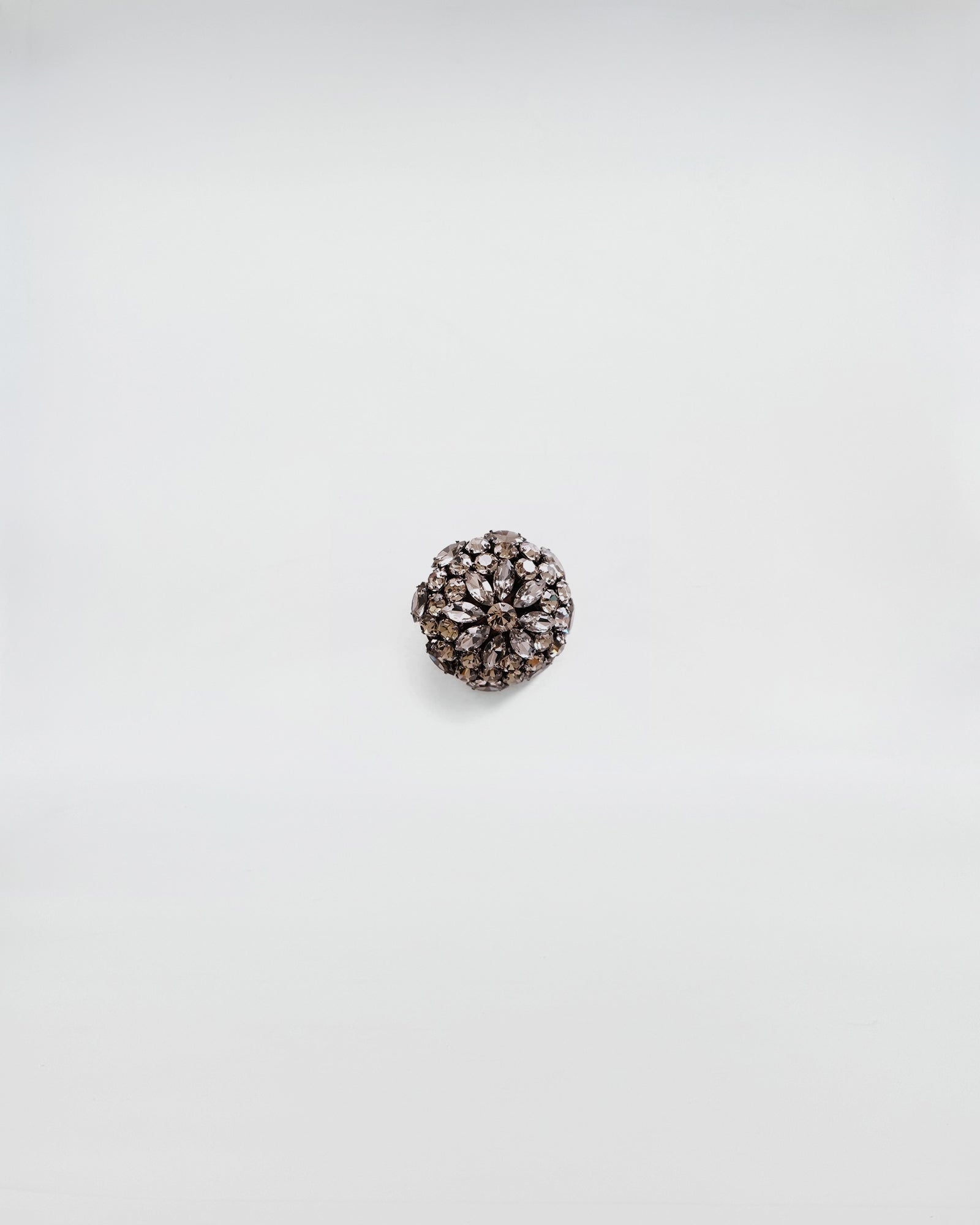 SPILLA IN STRASS elegante con cristalli Black diamond disposti in un motivo floreale vintage.