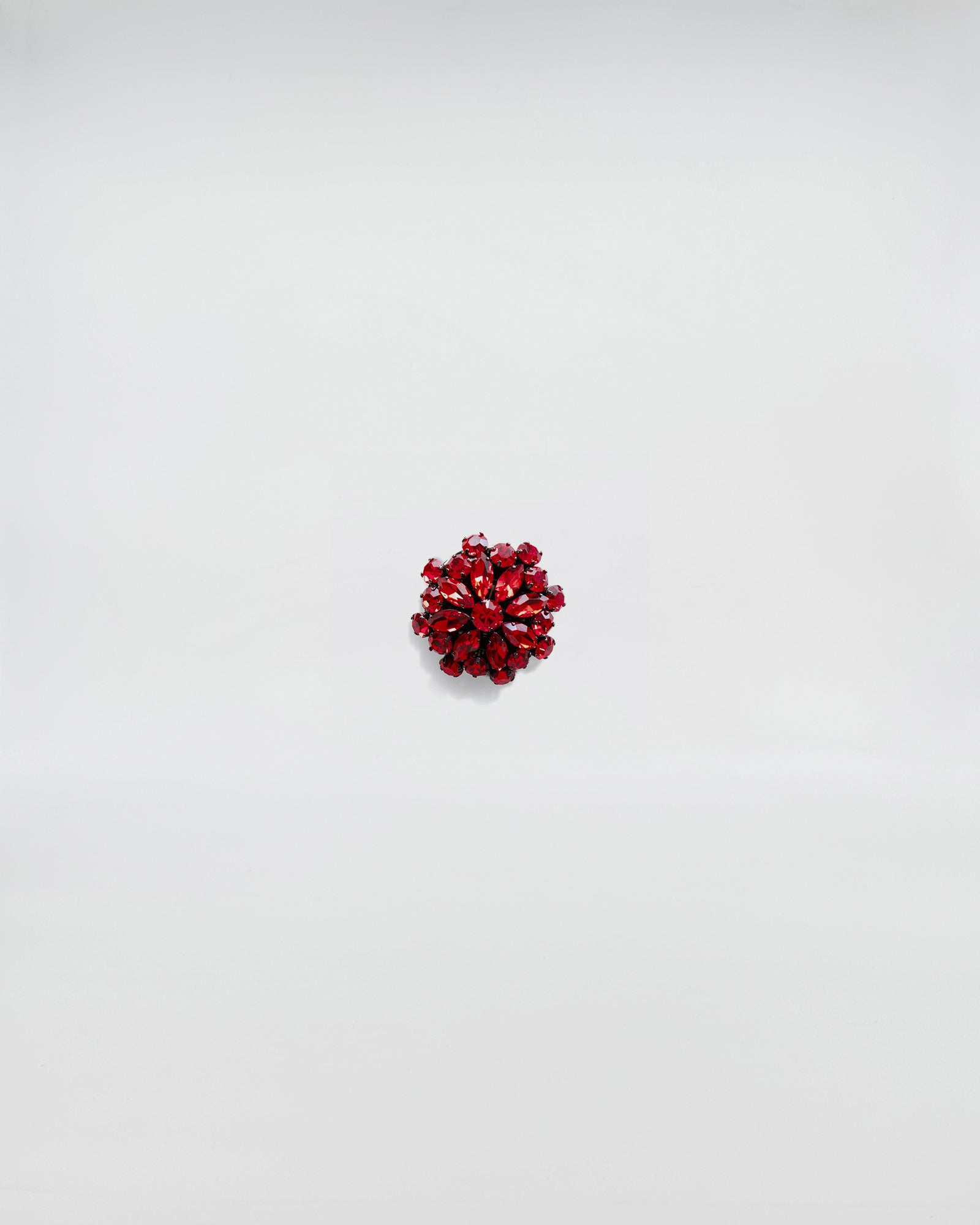 SPILLA IN STRASS con cristalli rosso in motivo floreale, aggiunge un tocco vintage ed elegante a qualsiasi look.
