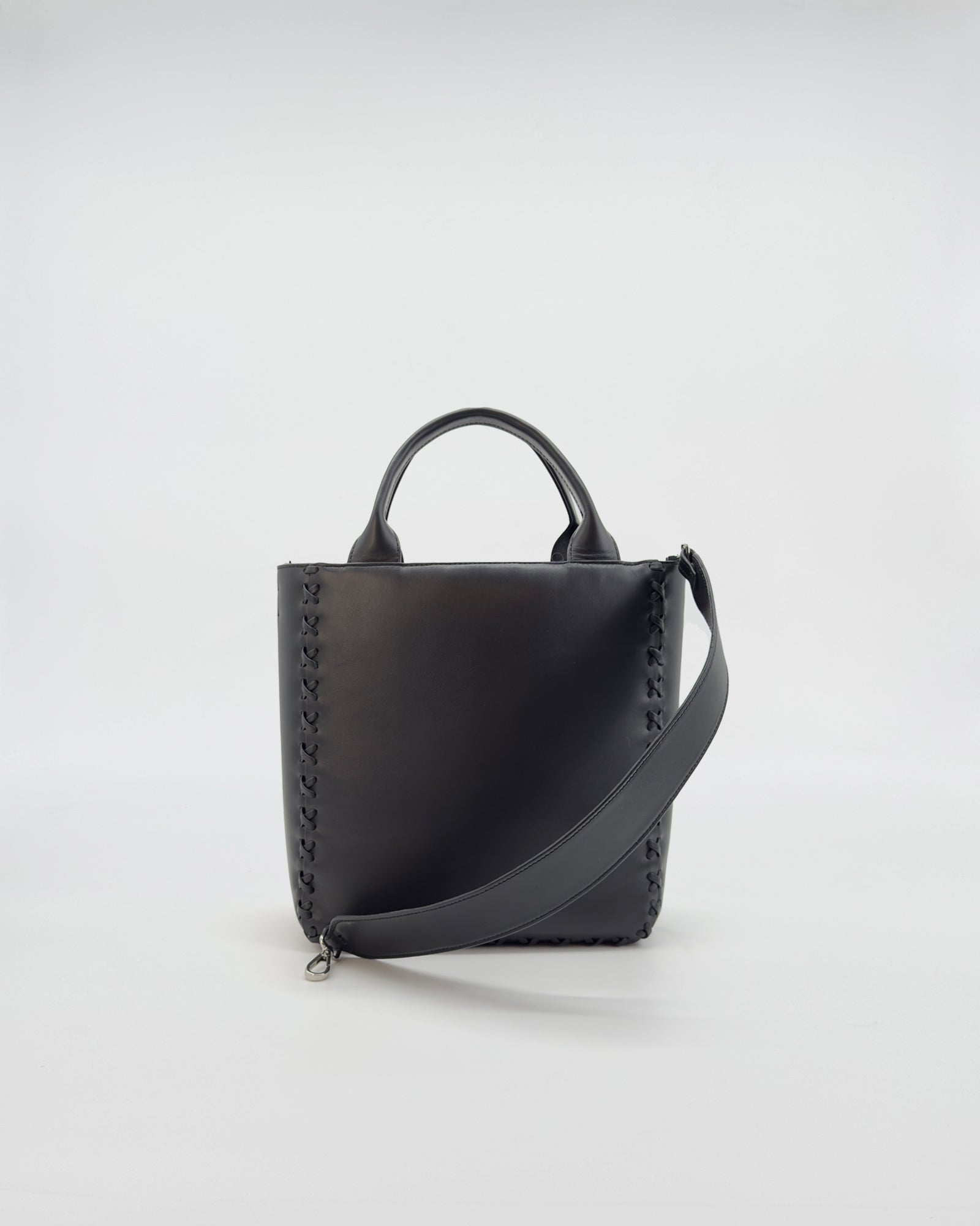 Borsa in pelle Simone, elegante shopping bag nera con dettagli intrecciati e manico, perfetta per ogni occasione