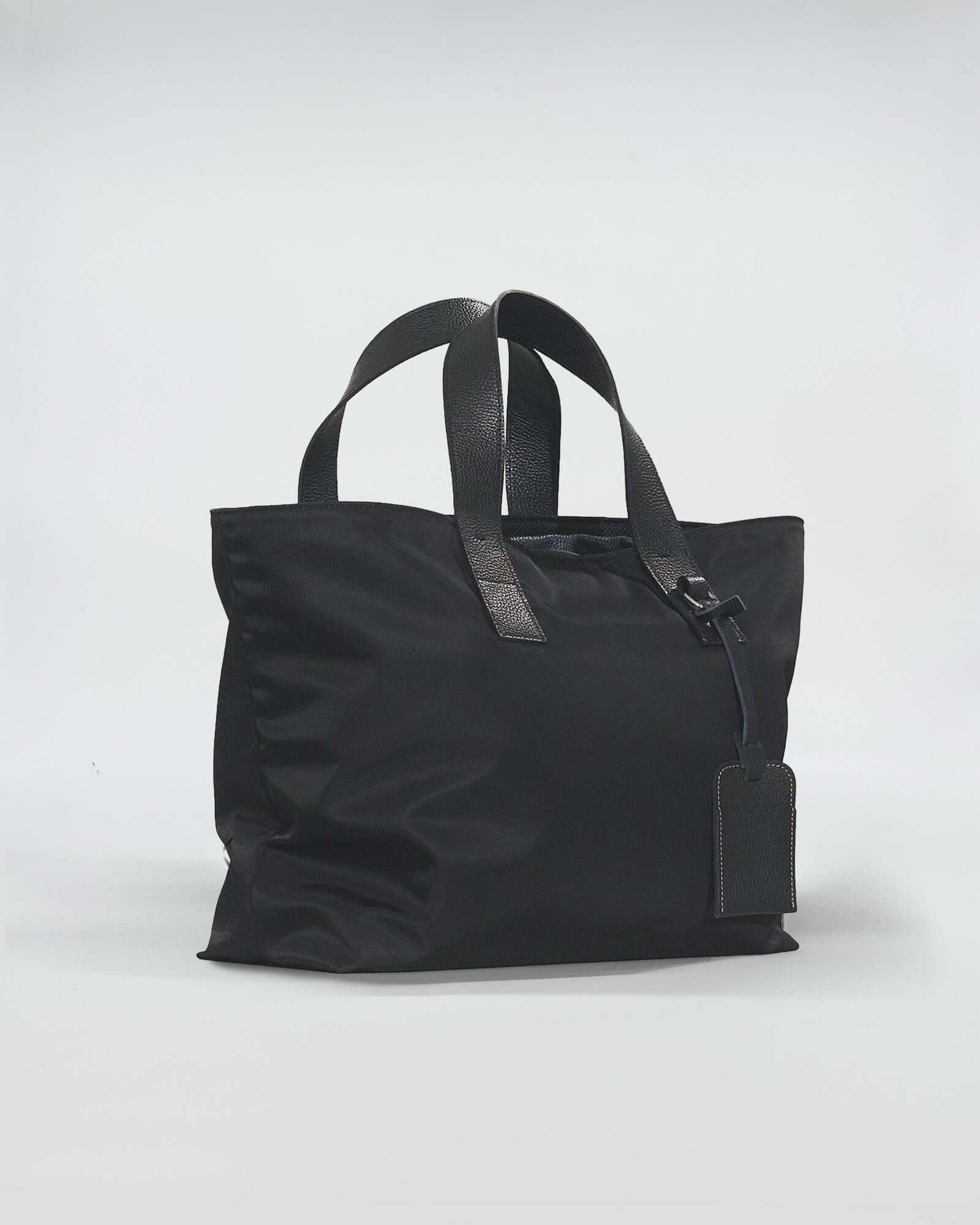 TOMMY RENYLON black shopping bag made of innovative Re-Nylon fabric, featuring leather details for a stylish look.