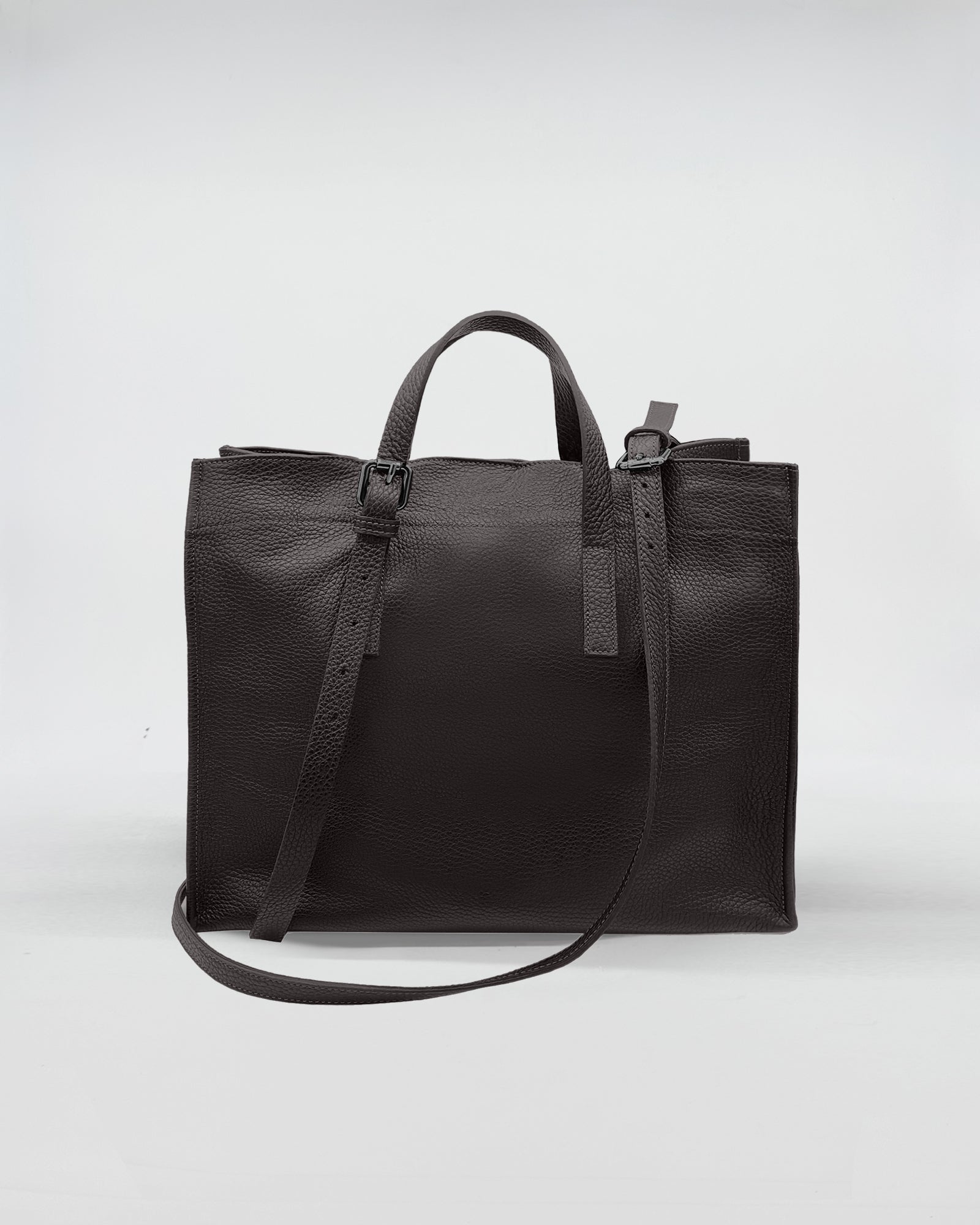 AXEL SMALL: Modern and elegant office bag in full-grain leather with adjustable strap and sleek design.