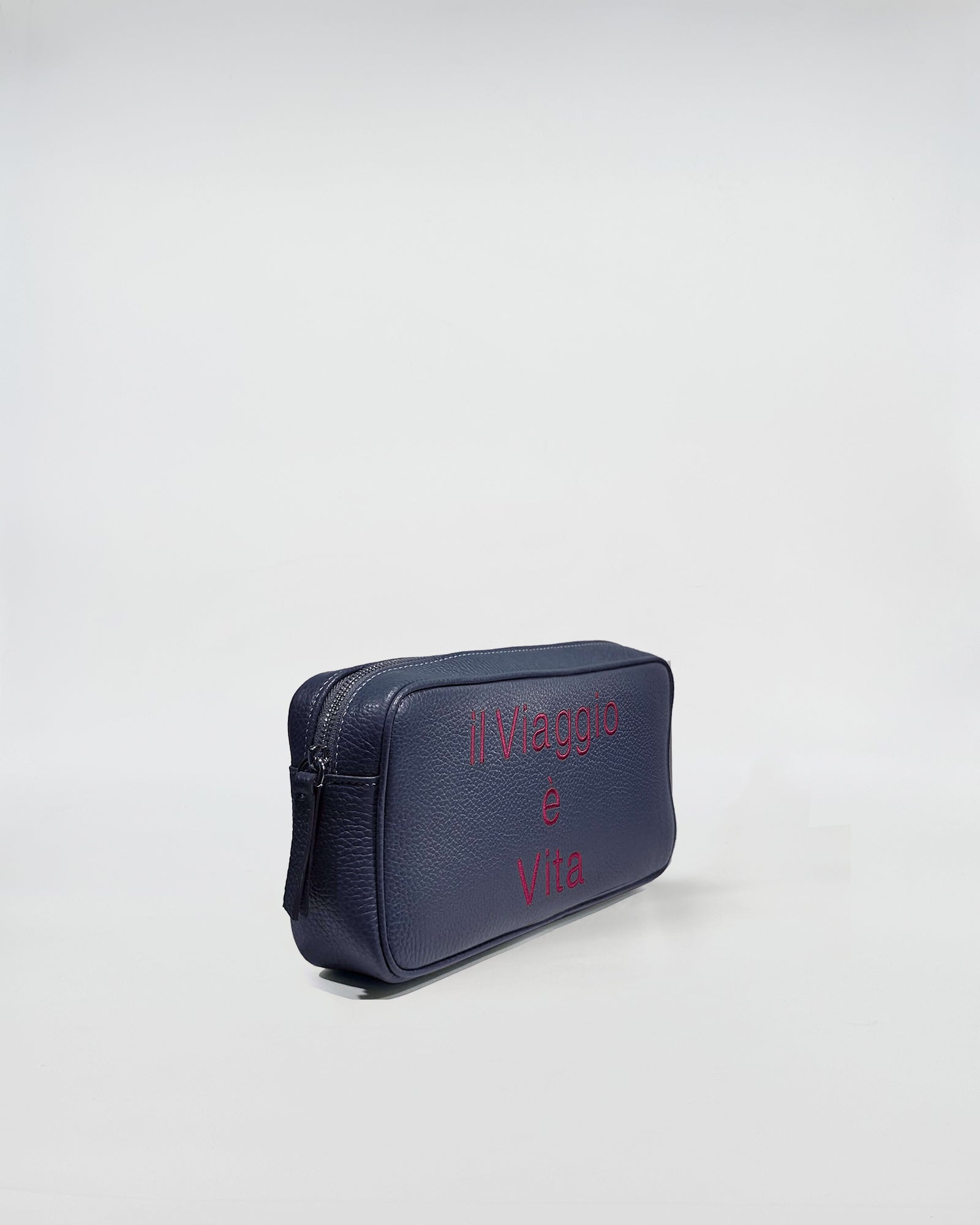 Beauty in pelle personalizzato - elegante beauty case in pelle con personalizzazione ricamata, colore blu navy.