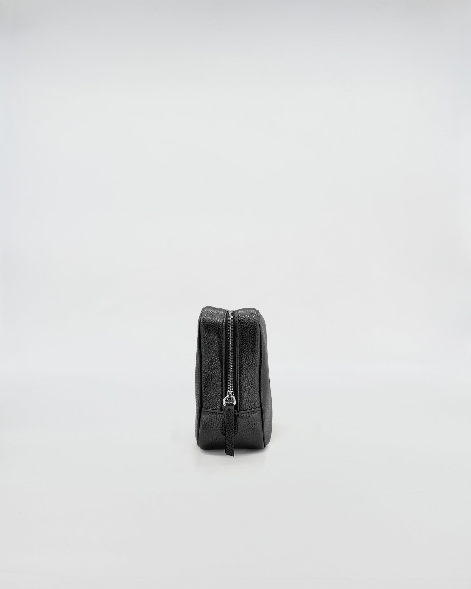 BEAUTY MEDIUM IN PELLE PERSONALIZZATO - eleganza in pelle nera con zip per organizzare i tuoi cosmetici.