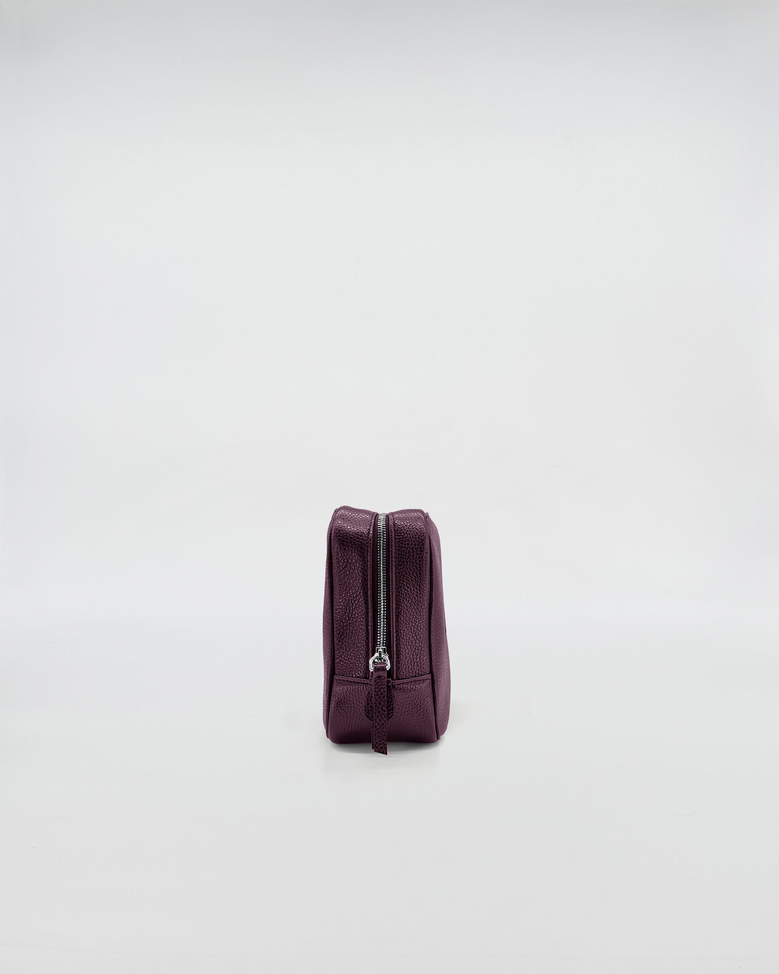 BEAUTY MEDIUM IN PELLE PERSONALIZZATO in elegante pelle viola con chiusura a zip.