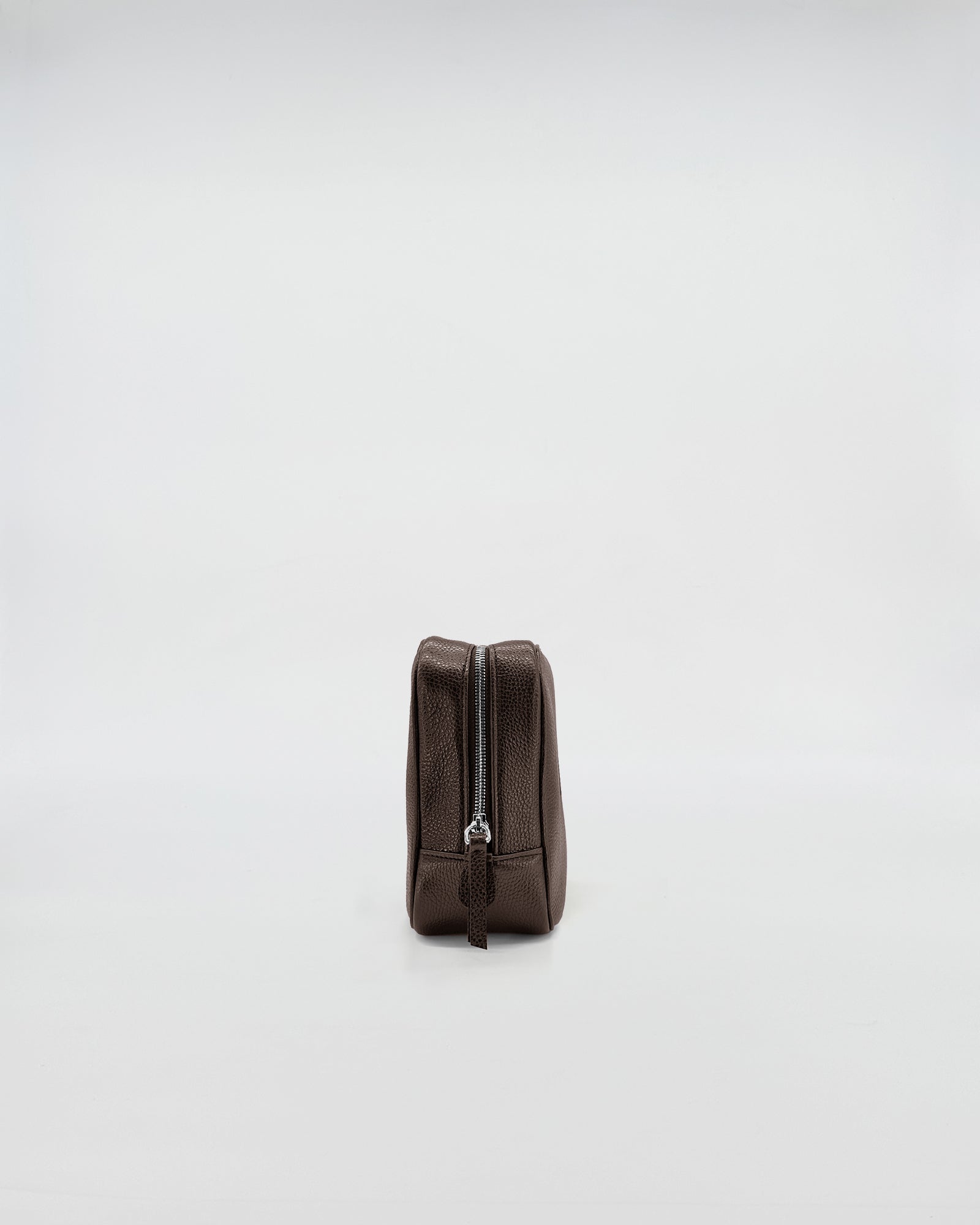 BEAUTY MEDIUM IN PELLE PERSONALIZZATO, elegante beauty in pelle marrone con zip, vista laterale.
