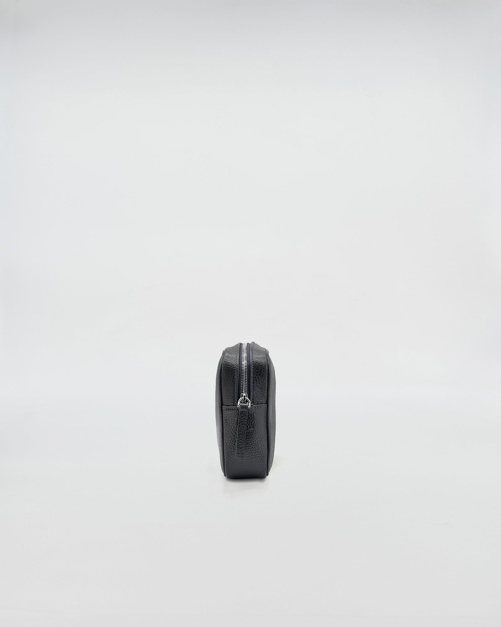 BEAUTY SMALL IN PELLE PERSONALIZZATO - elegante beauty case in pelle nera con chiusura a zip.