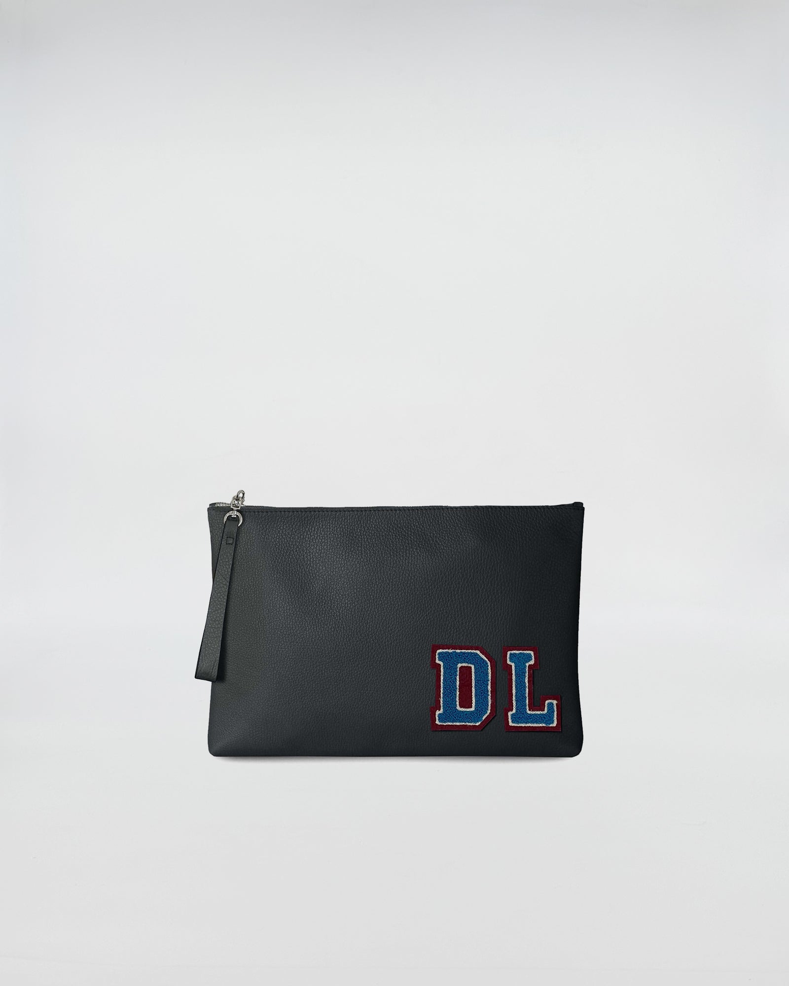 BUSTA A4 PERSONALIZZATA in pelle nera con patch 'DL' colorato e zip per chi ama ironia e praticità