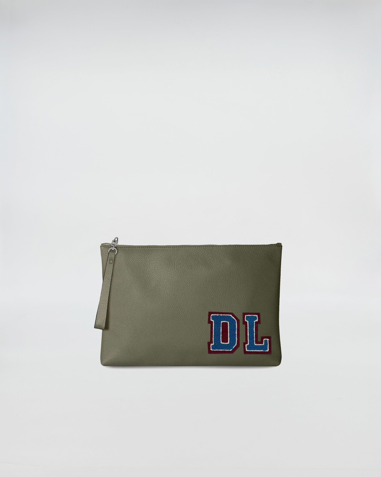 BUSTA A4 PERSONALIZZATA in tessuto verde con patch ricamato DL e chiusura con zip.