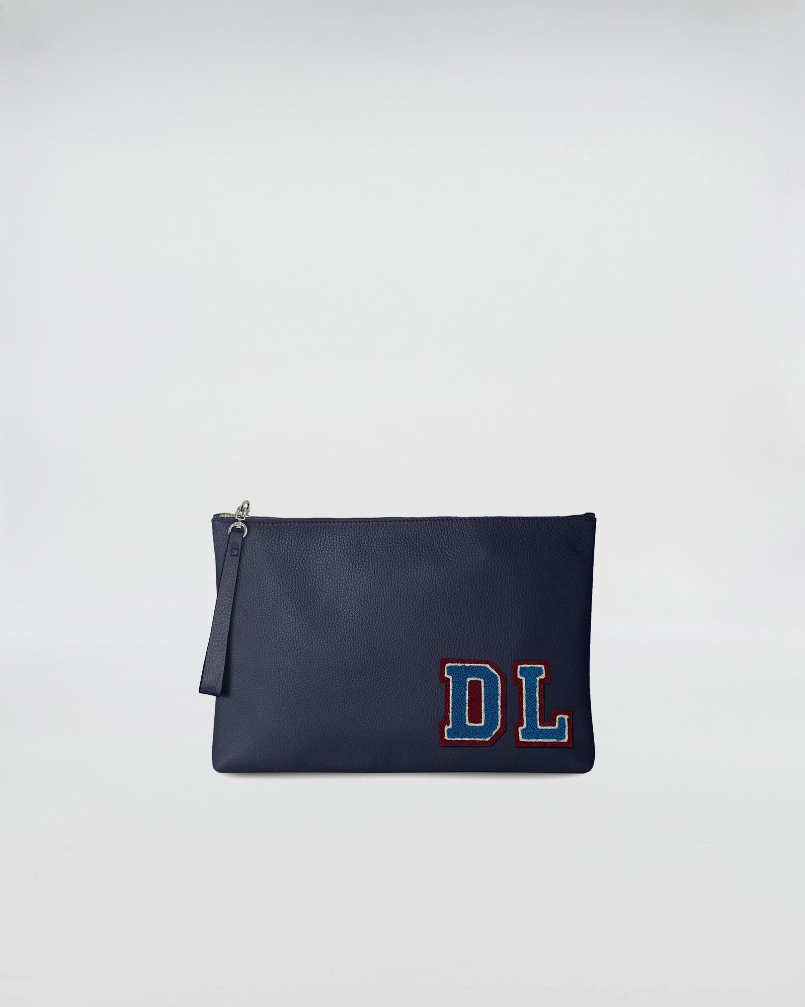 BUSTA A4 PERSONALIZZATA in pelle blu con patch DL, chiusura con zip e manico per portarla a mano.