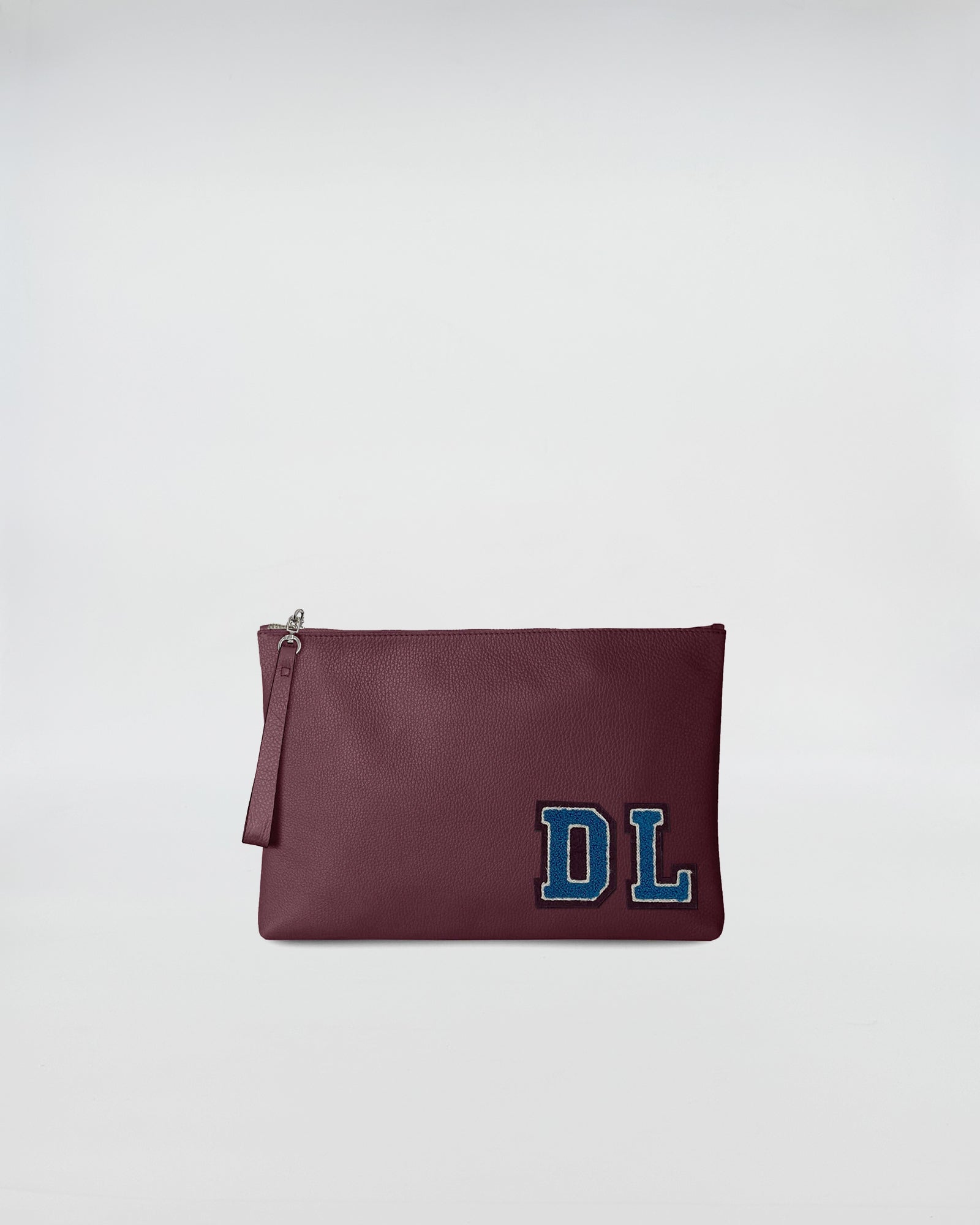 BUSTA A4 PERSONALIZZATA in pelle bordeaux con patch "DL" e chiusura a zip
