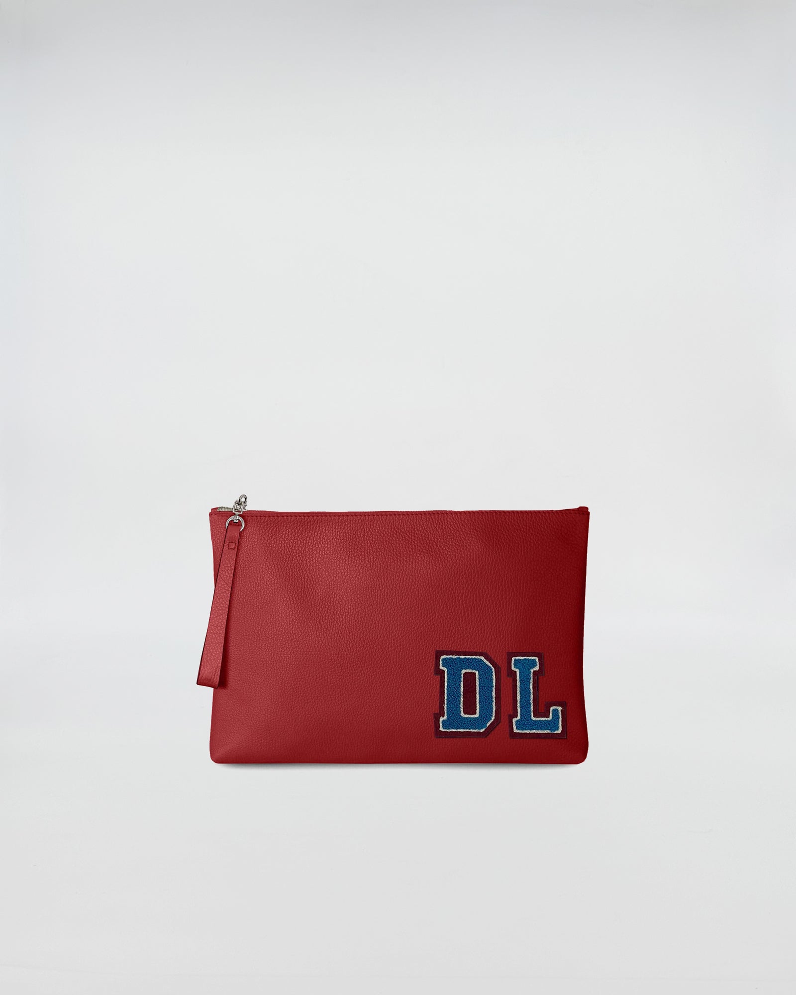 BUSTA A4 PERSONALIZZATA rossa con patch DL, chiusura a zip e manico per un facile trasporto.