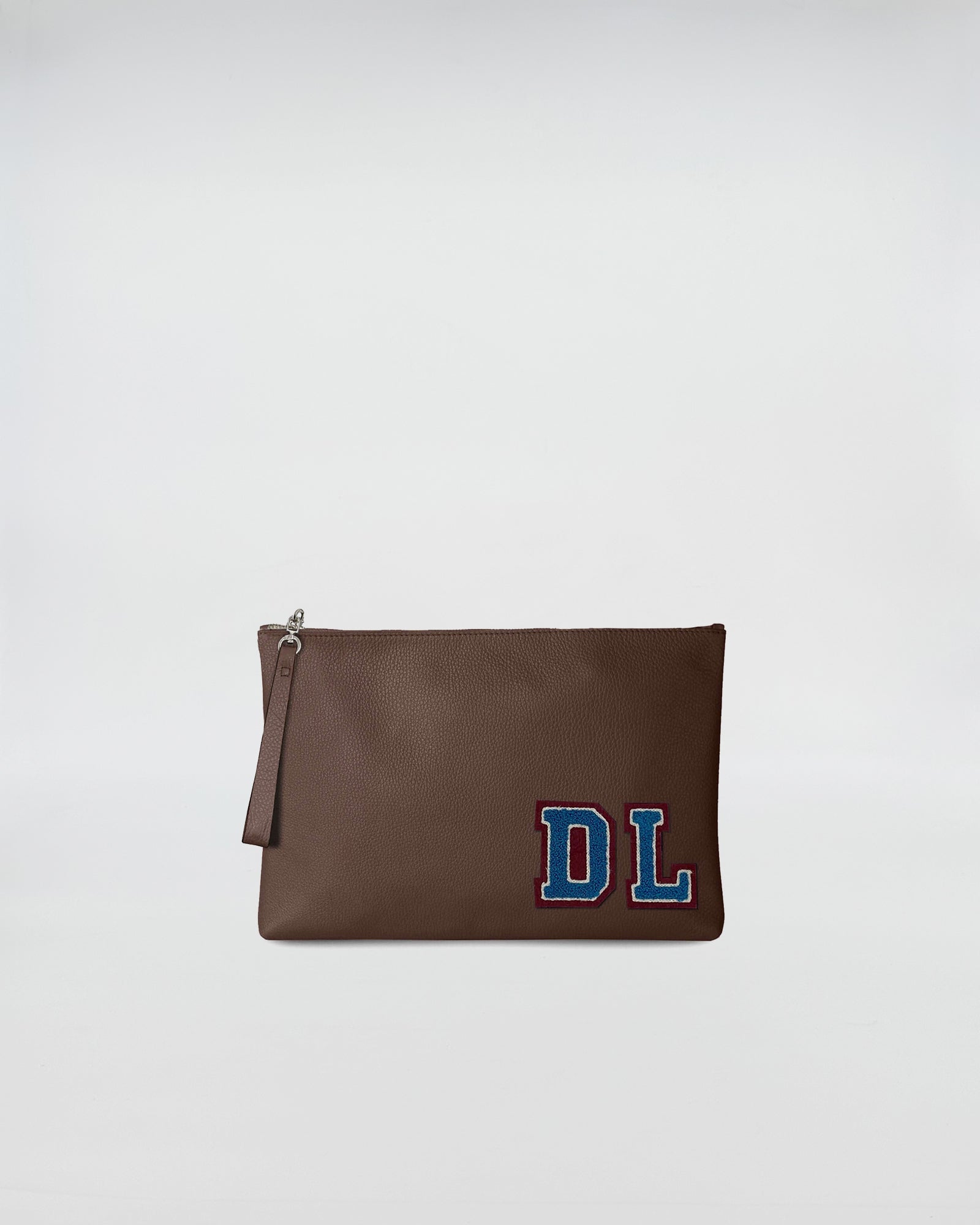 BUSTA A4 PERSONALIZZATA in brown leather with DL patch, zip closure and hand strap for practicality and style.