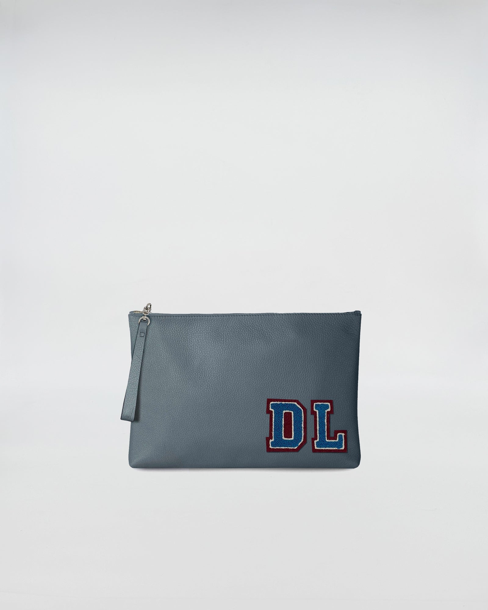 BUSTA A4 PERSONALIZZATA in pelle grigia con decoro DL, chiusura con zip e manicotto per portarla a mano.